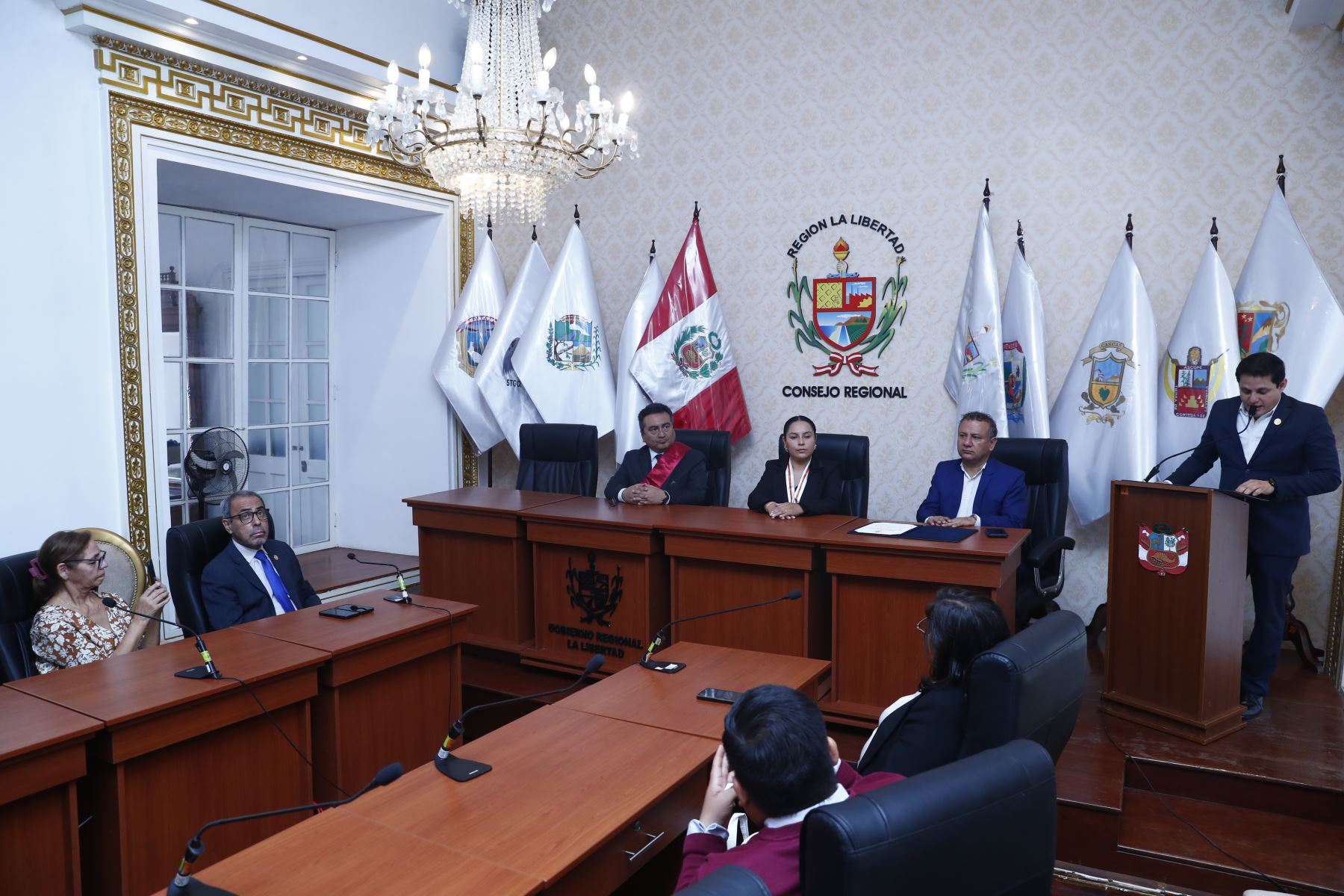 Una de las distinciones tuvo lugar en la Casa de Gobierno, donde el director de El Peruano, Félix Paz, en representación de todos los trabajadores del diario, recibió de la presidenta del Consejo Regional, Lorena Carranza, la Moción de Saludo N.º 00052-GRLL-CR, junto con una cinta color guinda. Foto: ANDINA/Daniel Bracamonte