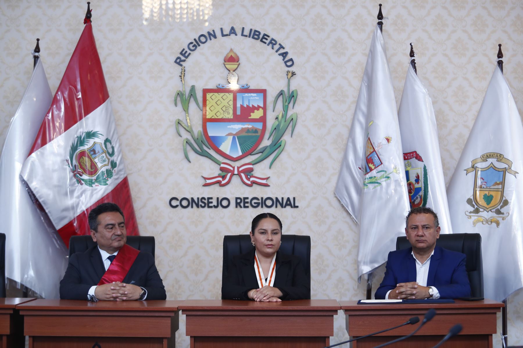 El director del Diario El Peruano, Félix Paz Quiroz, recibió un reconocimiento especial de parte del Gobierno Regional de La Libertad en Trujillo, en el marco de las actividades y celebraciones por el Bicentenario del Diario Oficial. Foto: ANDINA/Daniel Bracamonte