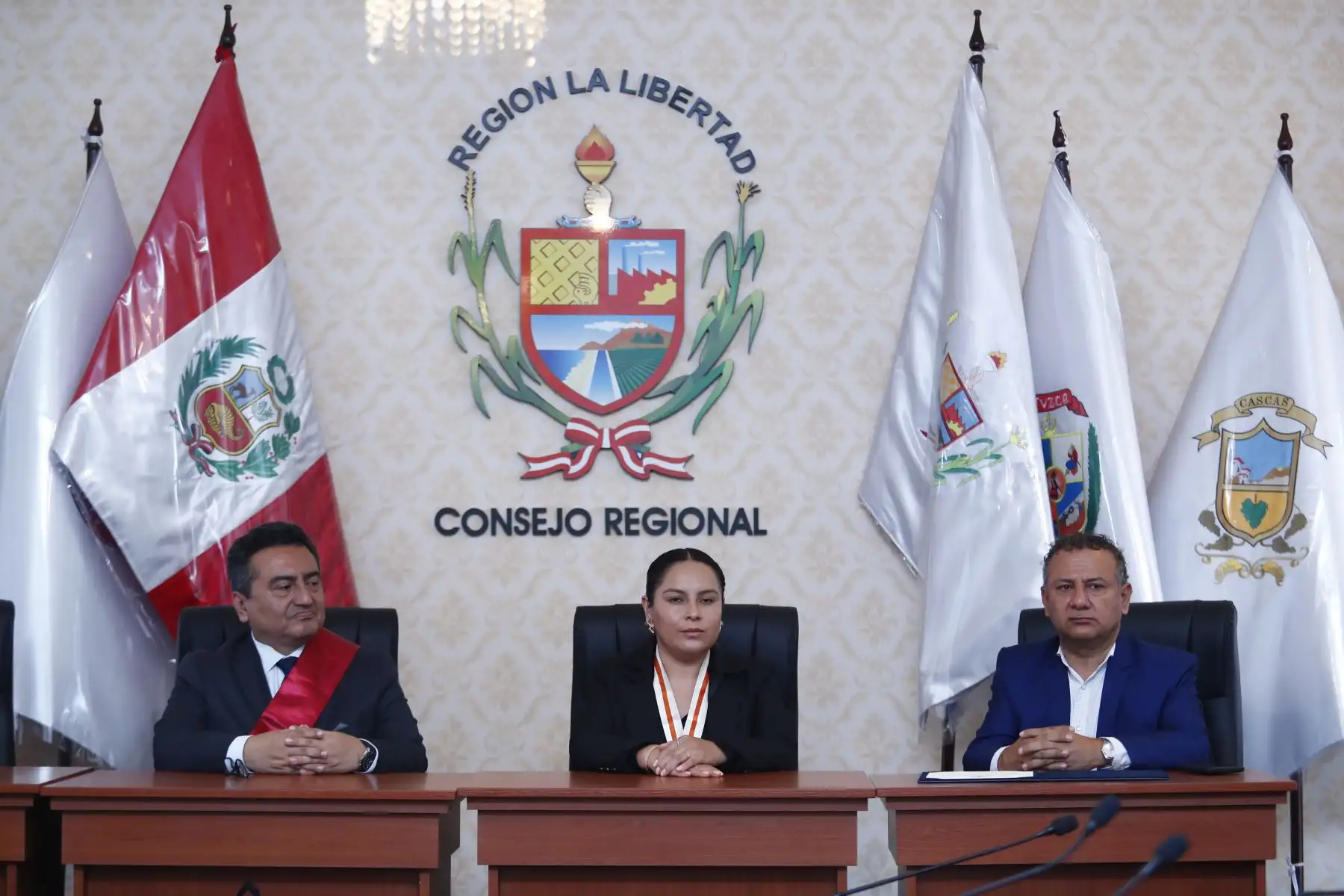 El director del Diario El Peruano, Félix Paz Quiroz, recibió un reconocimiento especial de parte del Gobierno Regional de La Libertad en Trujillo, en el marco de las actividades y celebraciones por el Bicentenario del Diario Oficial. Foto: ANDINA/Daniel Bracamonte