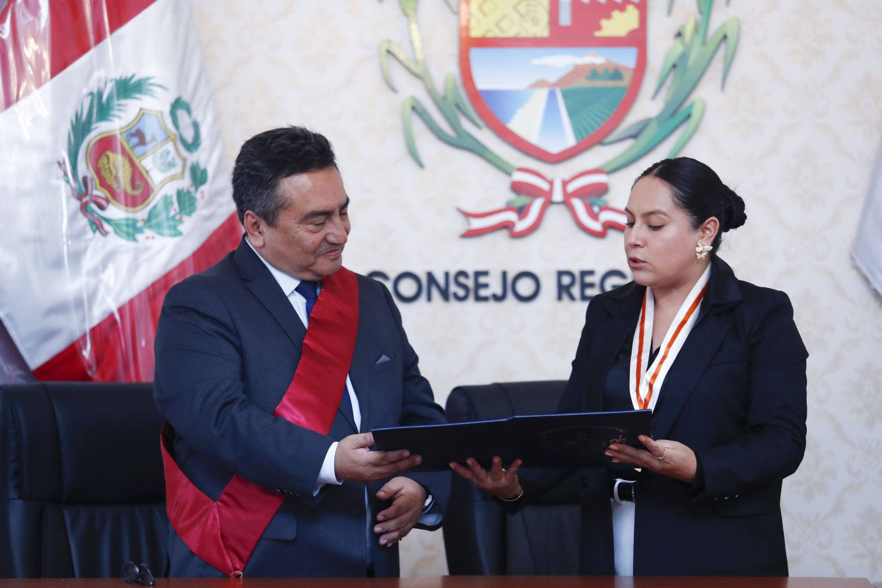 Durante las celebraciones por el Bicentenario del Diario Oficial, la presidenta del Consejo Regional de La Libertad, Lorena Carranza destacó la labor del director, Félix Paz, por garantizar la difusión oportuna, veraz y accesible de las normas legales del Perú, así como por impulsar la modernización del servicio de información oficial. Foto: ANDINA/Daniel Bracamonte