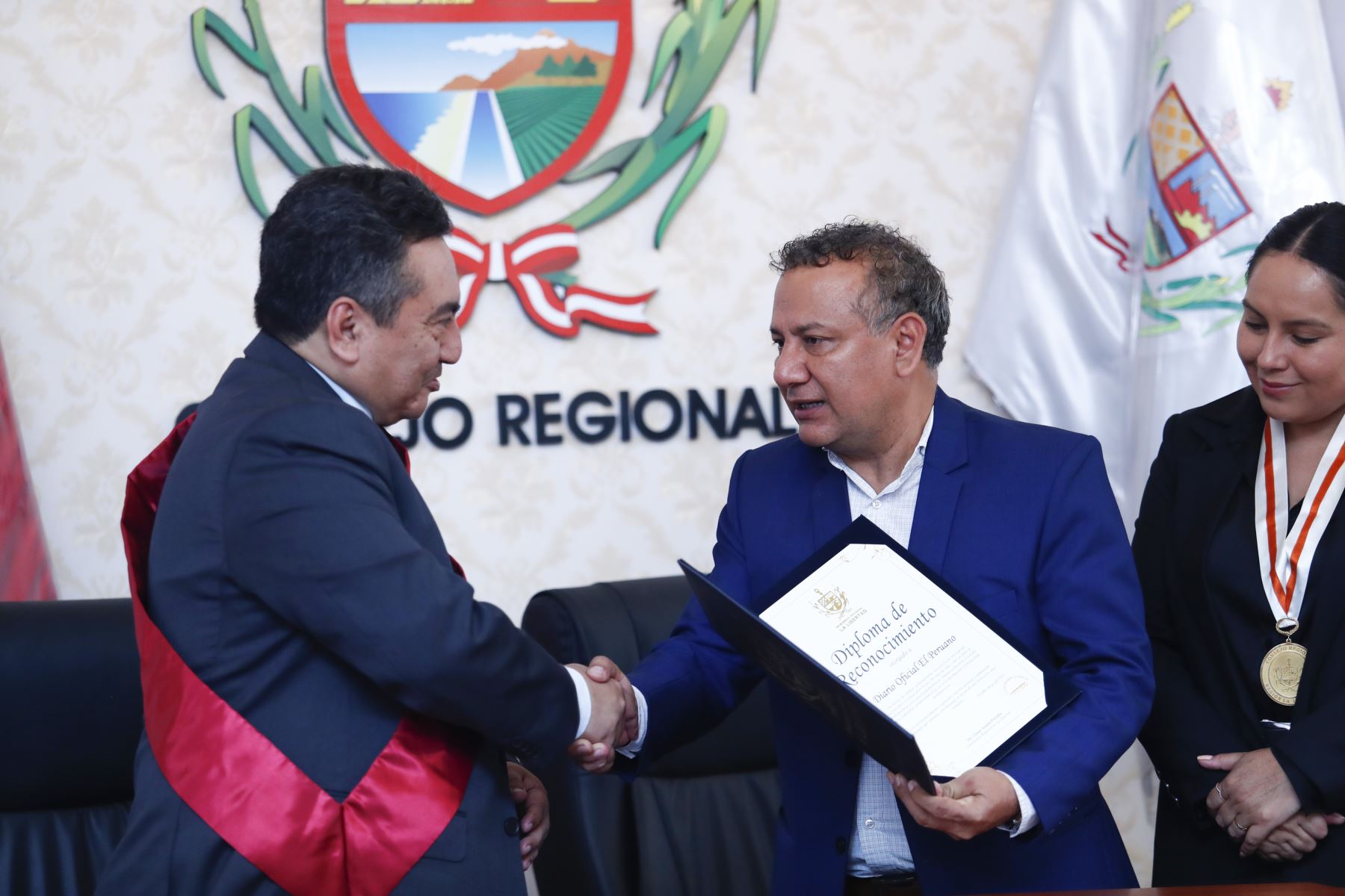 El consejero regional por Trujillo, Ever Cadenillas, en representación del gobernador César Acuña, entregó un diploma de reconocimiento en el que destaca que desde la creación de la República, El Peruano ha sido un diario oficial que no ha titubeado, leal a la historia del Perú y a su ciudadanía. Foto: ANDINA/Daniel Bracamonte