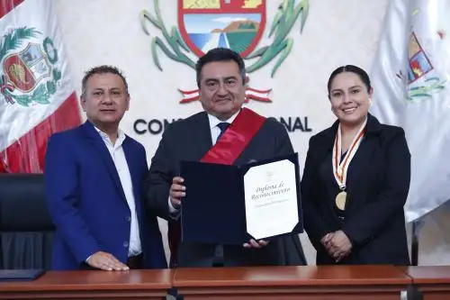 La presidenta del Consejo Regional de La Libertad, Lorena Carranza, entregó la distinción al director de El Peruano, Félix Paz. ANDINA/Daniel Bracamonte
