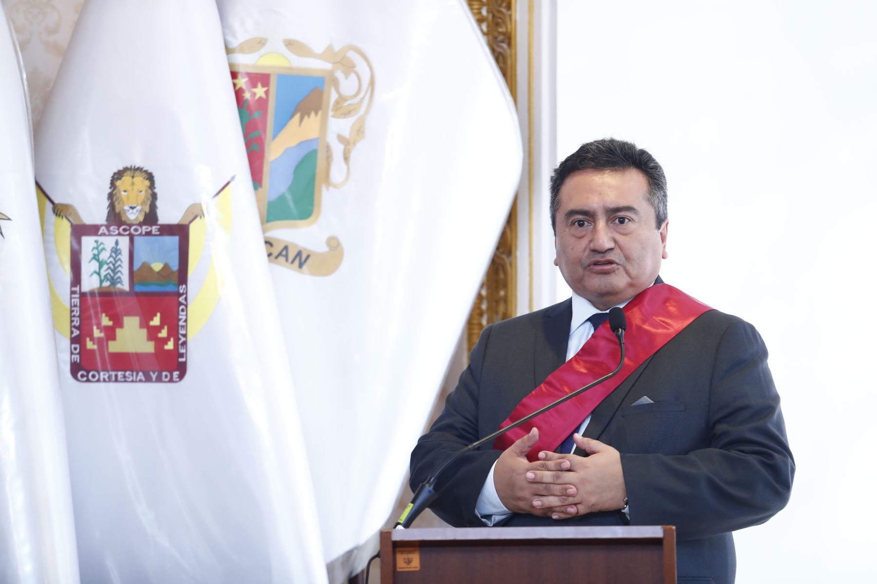 El director de El Peruano, Félix Paz, en representación de todos los trabajadores del diario, recibió de la presidenta del Consejo Regional, Lorena Carranza, la Moción de Saludo N.º 00052-GRLL-CR, junto con una cinta color guinda. En el documento se destaca el valioso aporte del diario a la legalidad, la transparencia y la consolidación del régimen democrático y constitucional del país. Foto: ANDINA/Daniel Bracamonte