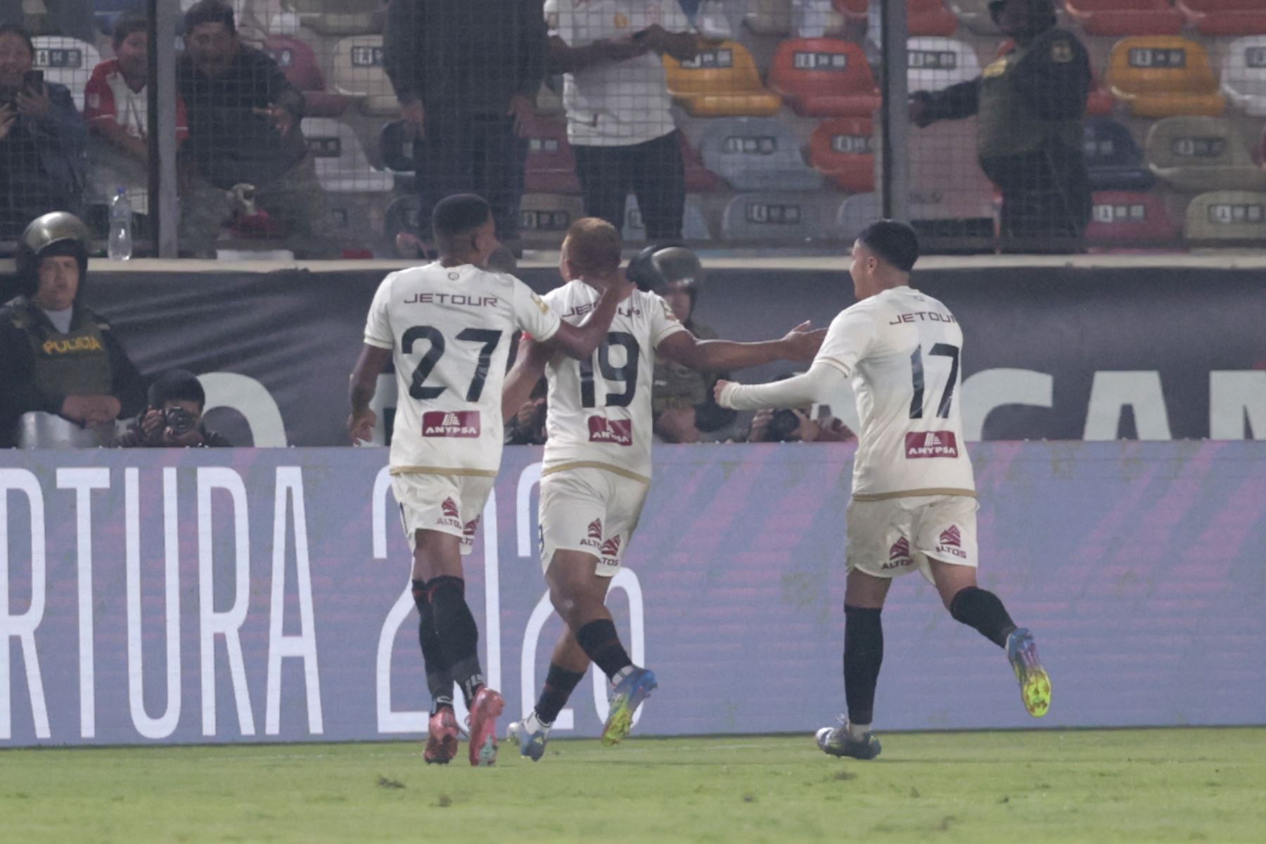 Con goles de Edison Flores y Diego Churín, la "U" venció a Sporting Cristal. Foto: ANDINA/Vidal Tarqui