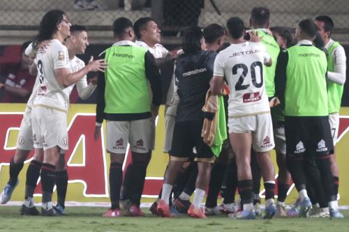 Universitario gana por 2 goles a 0 a  Sporting Cristal en el  partido por la Liga 1