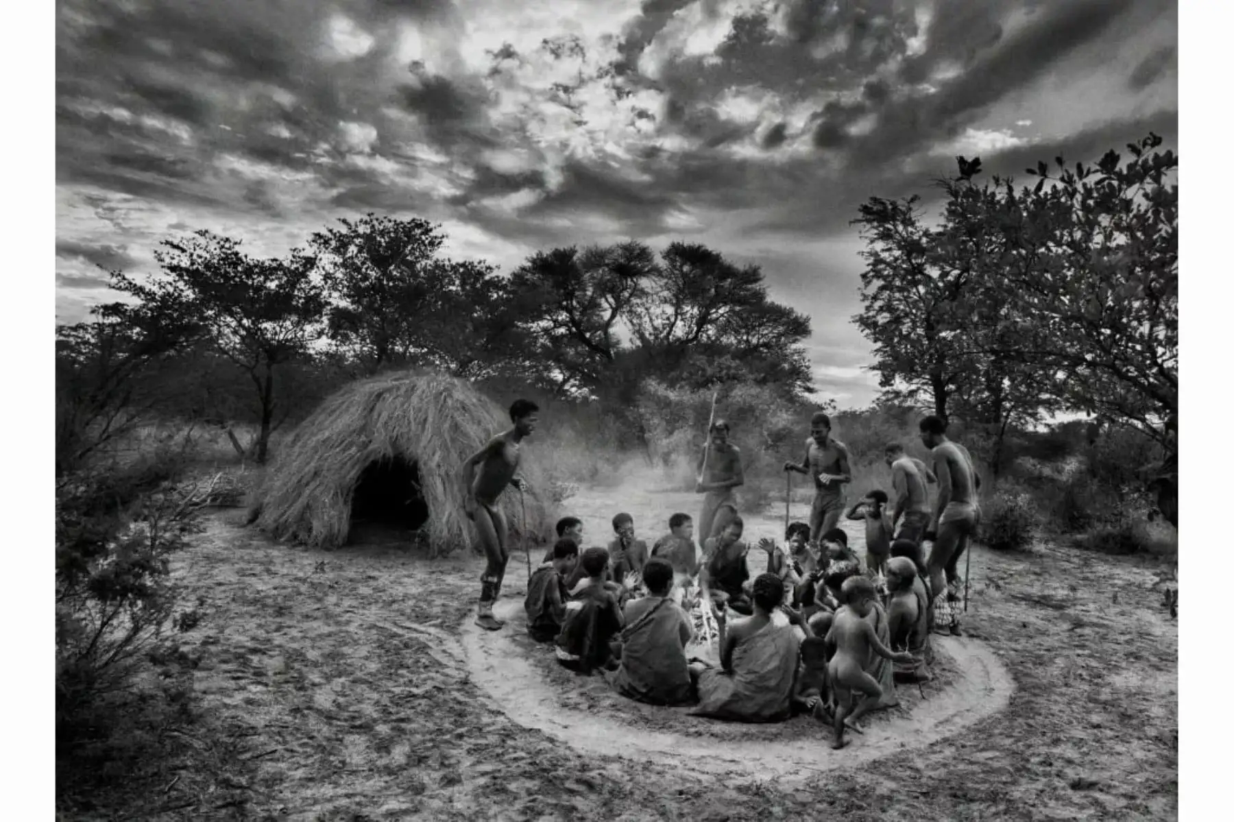 Bosquimanos reunidos junto a una choza en el Desierto del Kalahari (Botswana). 2008. © Sebastiao Salgado / Amazonas Images