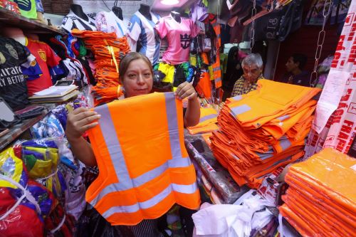 Gamarra ofrece chalecos refractarios y servicio de impresión al público usuario de motocicletas
