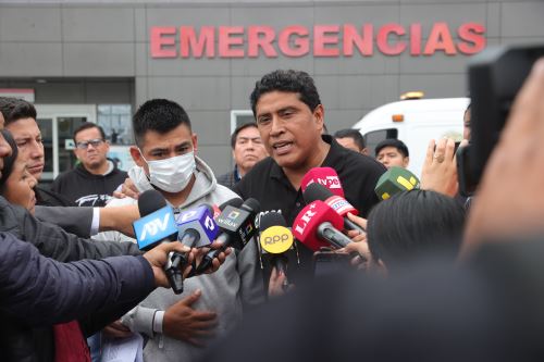 El coronel PNP Juan Carlos Montúfar declaró a la prensa a su salida del hospital de la Policía. Foto: ANDINA/Melina Mejía