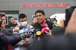 El coronel PNP Juan Carlos Montúfar declaró a la prensa a su salida del hospital de la Policía. Foto: ANDINA/Melina Mejía