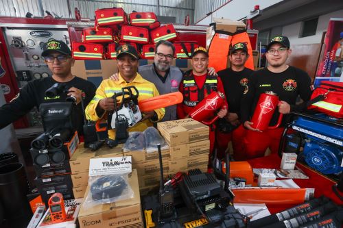 Bomberos forestales del Perú recibieron equipos especializados para sus labores valorizados en más de cien mil dólares de parte del frente empresarial Hombro a Hombro, ONG dirigida por Juan Manuel Arribas. Foto: ANDINA/Juan Carlos Guzmán Negrini