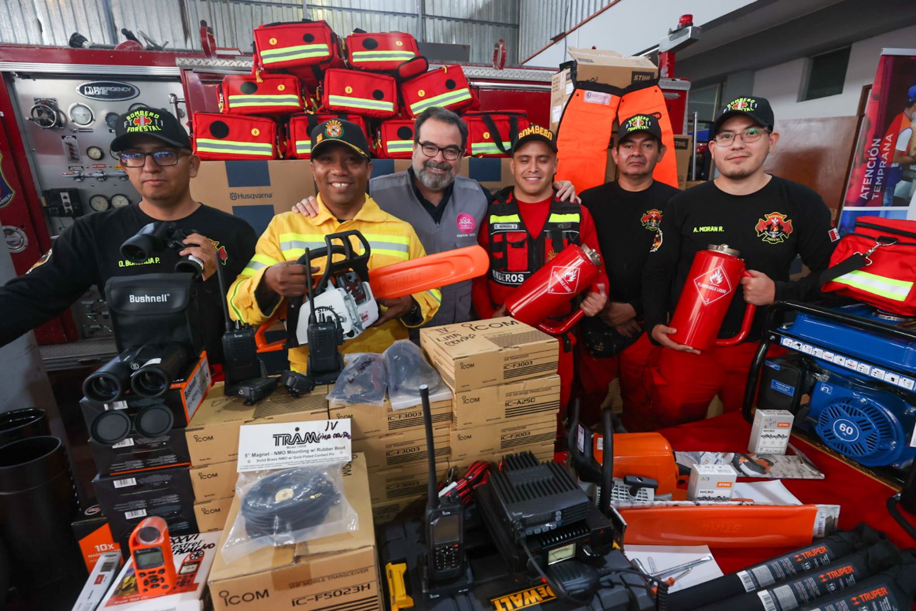 Bomberos forestales del Perú recibieron equipos especializados para sus labores valorizados en más de cien mil dólares de parte del frente empresarial Hombro a Hombro, ONG dirigida por Juan Manuel Arribas. Foto: ANDINA/Juan Carlos Guzmán Negrini