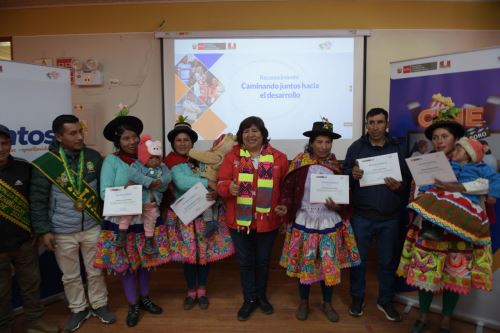El Midis, a través del programa Juntos, reconoció a cuatro madres del programa Juntos de Uchuraccay. Foto: ANDINA/Midis