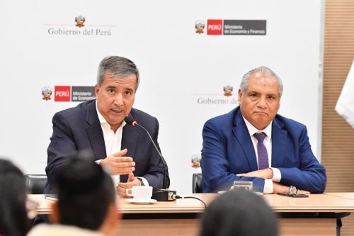 Titular del MEF y MTC, Raúl Pérez Reyes y César Sandoval. Foto: ANDINA/Difusión