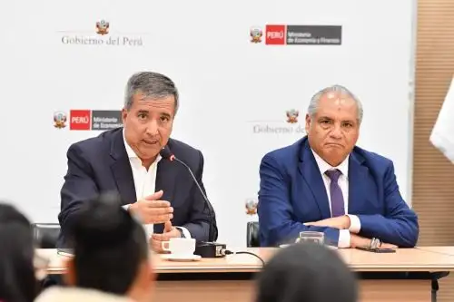 Titular del MEF y MTC, Raúl Pérez Reyes y César Sandoval. Foto: ANDINA/Difusión