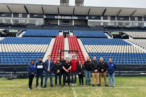 La delegación, acompañada por un equipo de la FPF, completó sus visitas de evaluación técnica y operativa a los estadios Monumental y Nacional de Lima. Foto: FPF