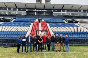 La delegación, acompañada por un equipo de la FPF, completó sus visitas de evaluación técnica y operativa a los estadios Monumental y Nacional de Lima. Foto: FPF