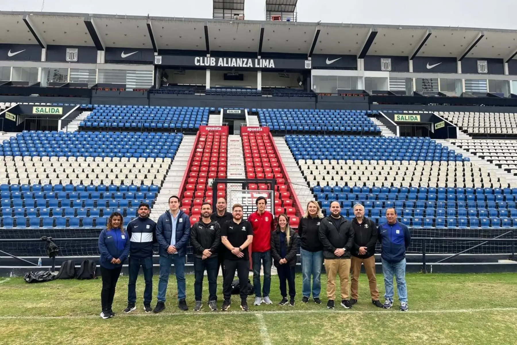 La delegación, acompañada por un equipo de la FPF, completó sus visitas de evaluación técnica y operativa a los estadios Monumental y Nacional de Lima. Foto: FPF