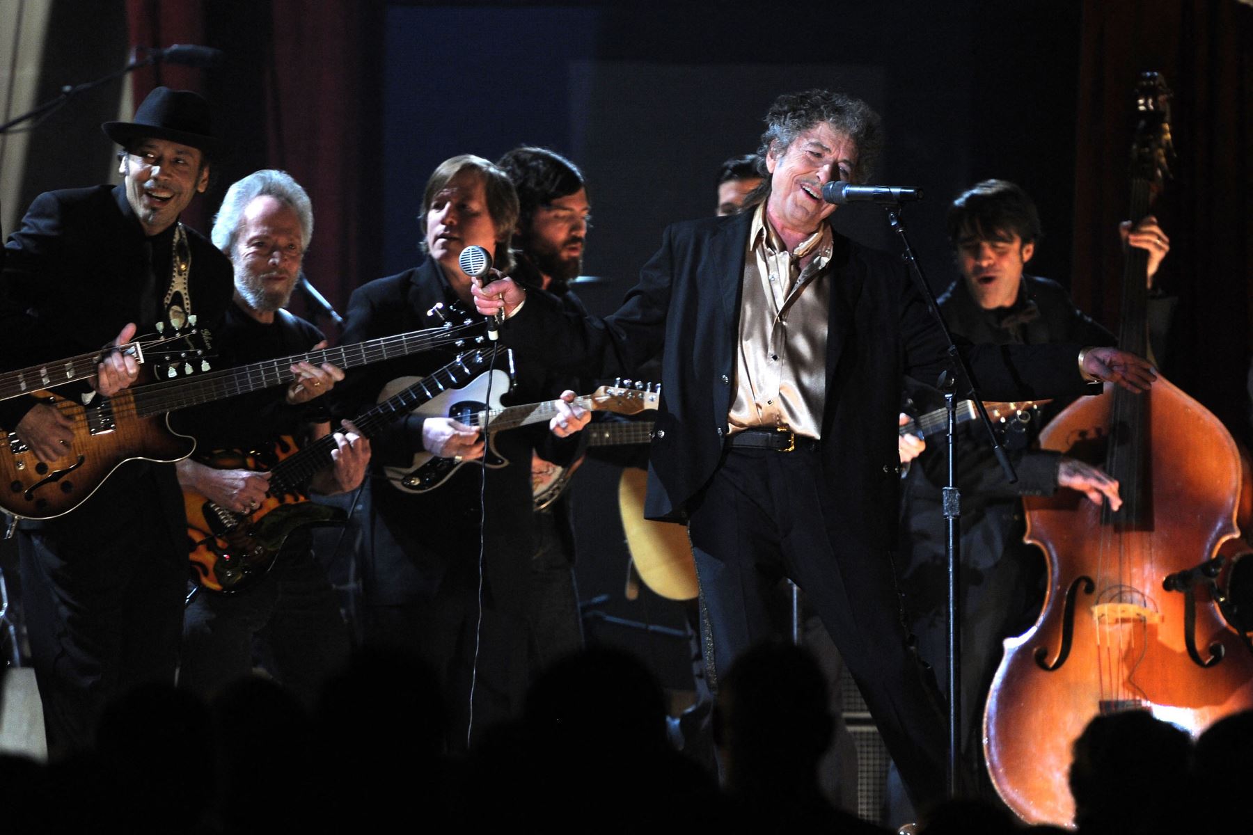 El músico Bob Dylan se presenta en el escenario durante la 53.ª edición de los Premios GRAMMY, celebrada en el Staples Center el 13 de febrero de 2011 en Los Ángeles, California.  para la Academia de la Grabación/AFP