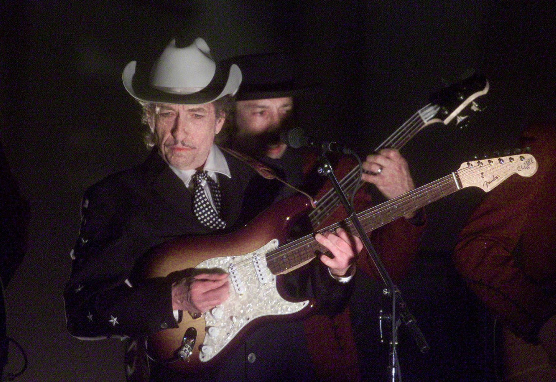 El cantante estadounidense Bob Dylan (al frente) actúa en la 44.ª edición de los Premios Grammy en Los Ángeles, el 27 de febrero de 2002. Dylan está nominado al Grammy por Álbum del Año "Love and Theft". AFP