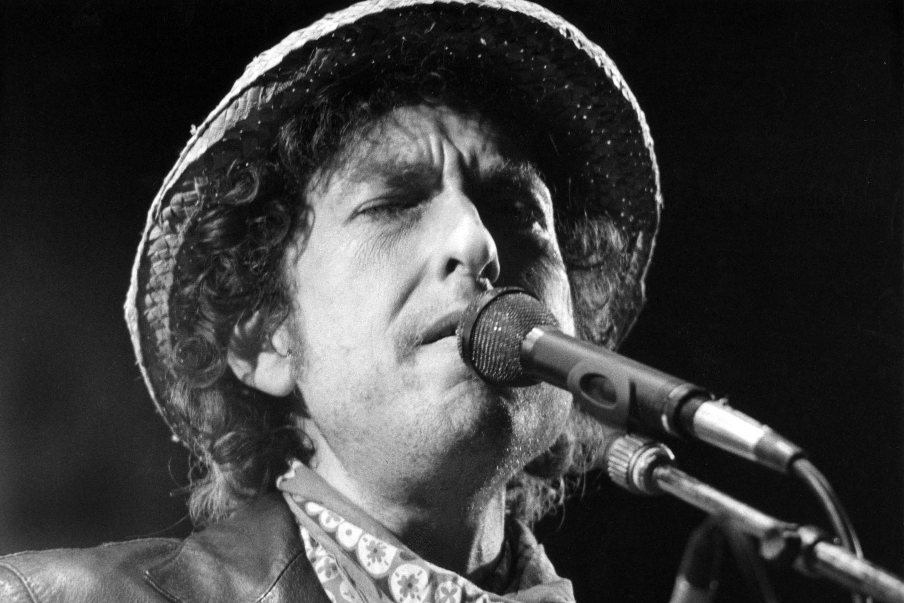 Esta foto de archivo, tomada el 3 de junio de 1984, muestra al cantante estadounidense Bob Dylan durante un concierto en el Estadio Olímpico de Múnich, en el sur de Alemania.  AFP