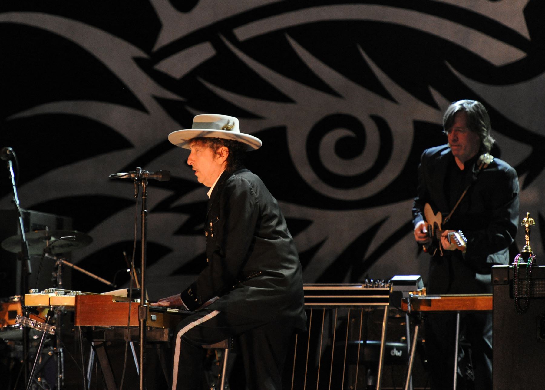 El legendario cantante, compositor, poeta, artista y actor estadounidense, Bob Dylan, interpreta su repertorio de más de 400 canciones y 50 álbumes durante el 22º festival anual de música Bluesfest cerca de Byron Bay el 25 de abril de 2011. AFP
