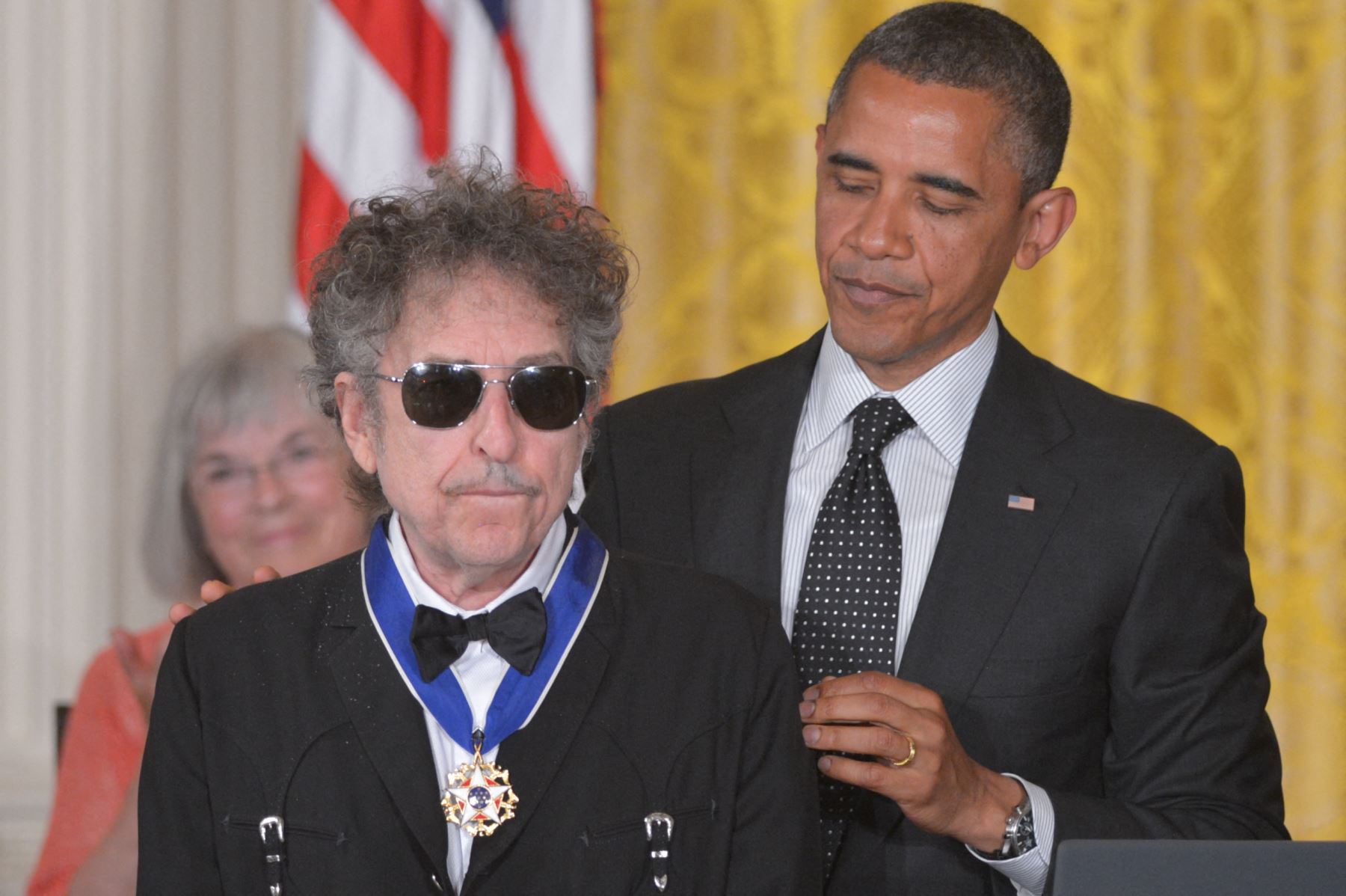 El presidente de Estados Unidos, Barack Obama, entregó la Medalla Presidencial de la Libertad al músico Bob Dylan durante una ceremonia celebrada el 29 de mayo de 2012 en la Sala Este de la Casa Blanca, en Washington. Esta condecoración es el mayor honor civil del país. AFP