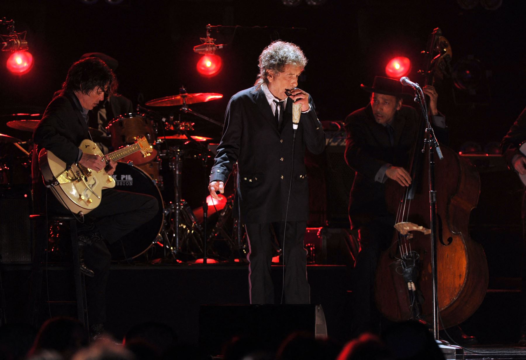 El músico Bob Dylan se presenta en el escenario durante la 17ª edición anual de los Critics
