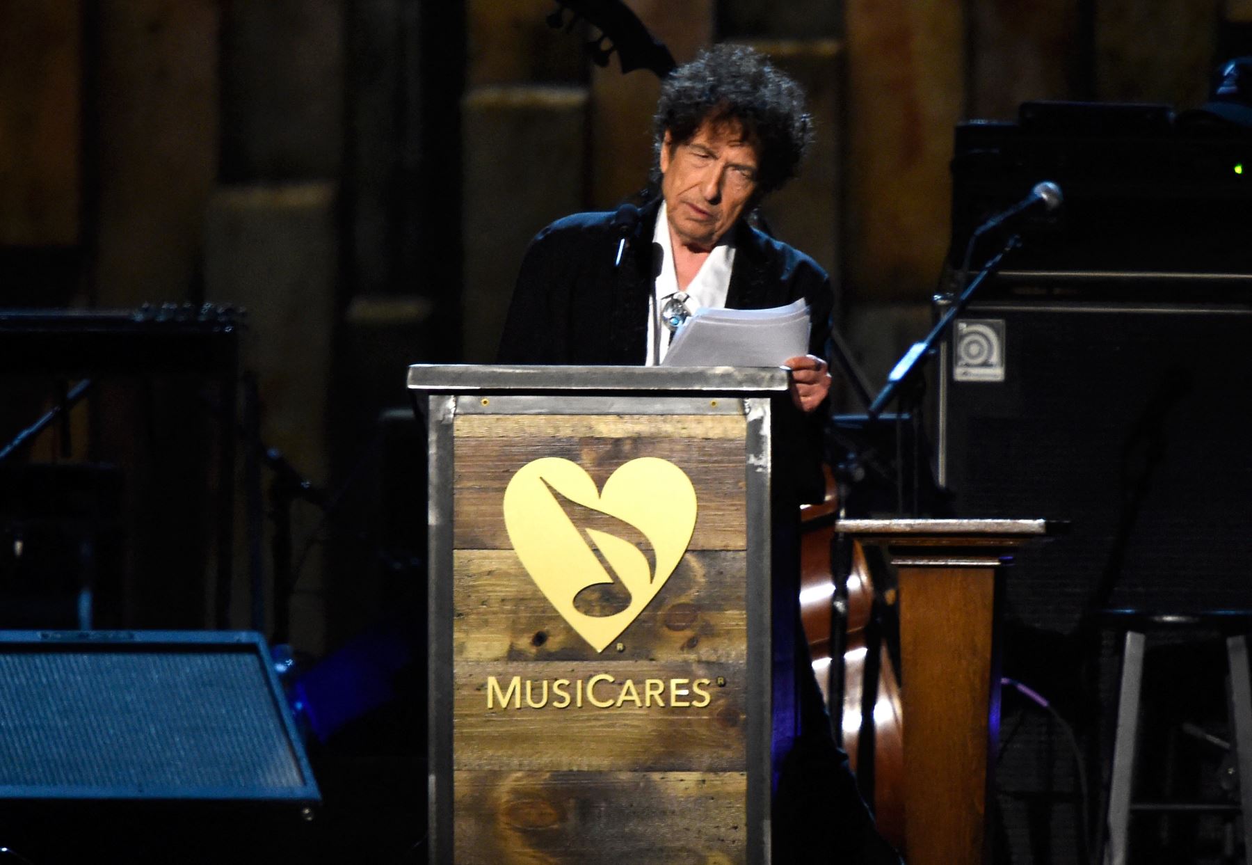 El homenajeado Bob Dylan habla en el escenario durante la Gala Persona del Año 2015 de MusiCares, celebrada en el Centro de Convenciones de Los Ángeles el 6 de febrero de 2015 en Los Ángeles, California. Esta gala anual recauda fondos cruciales para los programas de Asistencia Financiera de Emergencia y Recuperación de Adicciones de MusiCares. AFP