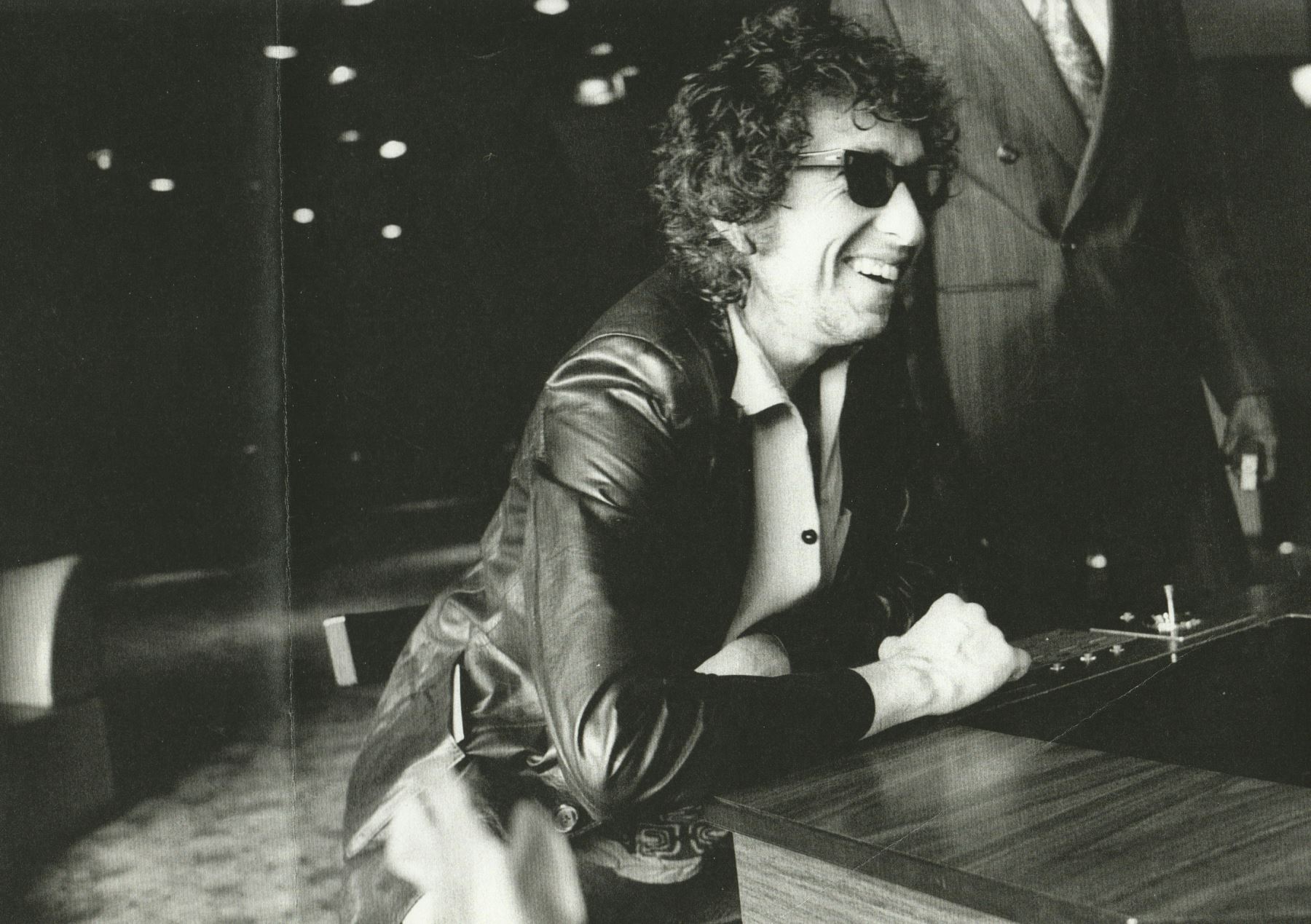 En esta foto compartida por AFP el 22 de agosto de 2019, Bob Dylan observa durante una foto tomada en 1978 durante una gira por Europa. Desde su primer blues conmovedor en un campamento de verano hasta la animada gira de la Rolling Thunder Revue, el mejor amigo de la infancia del legendario músico presenció la acción en primera fila. AFP