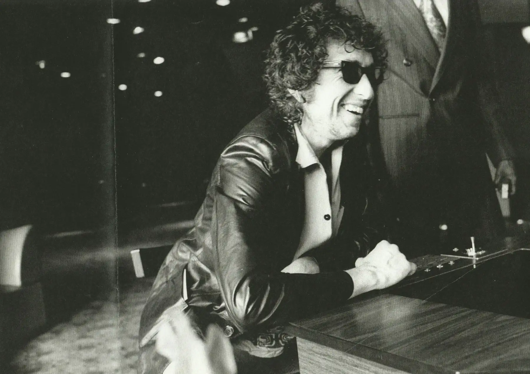 En esta foto compartida por AFP el 22 de agosto de 2019, Bob Dylan observa durante una foto tomada en 1978 durante una gira por Europa. Desde su primer blues conmovedor en un campamento de verano hasta la animada gira de la Rolling Thunder Revue, el mejor amigo de la infancia del legendario músico presenció la acción en primera fila. AFP