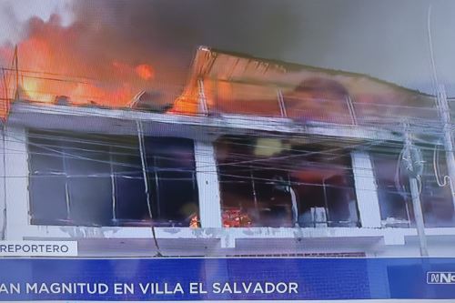 Incendio en fabrica de colchones en Villa El Salvador. Foto: Captura TV