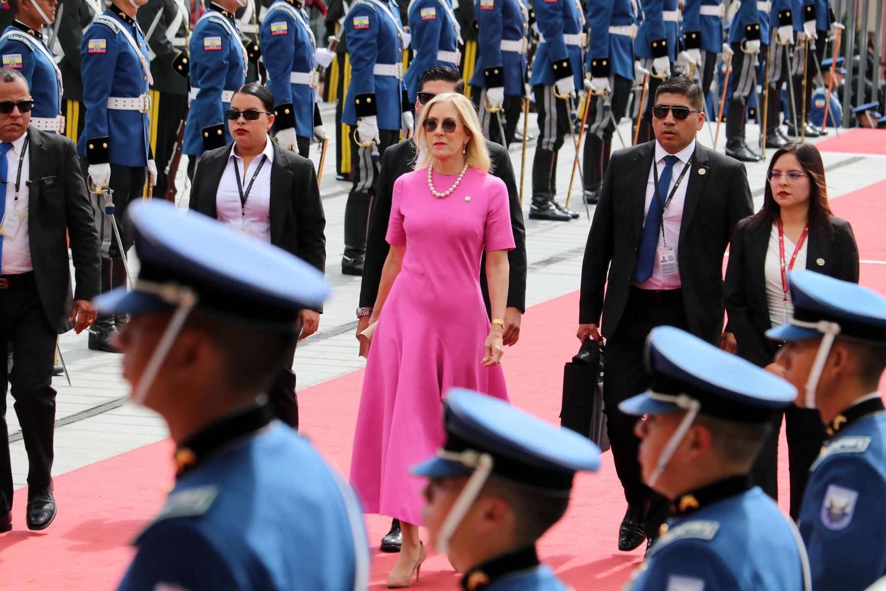 La congresista Annabella Azin, madre del presidente reelecto de Ecuador, Daniel Noboa, llega a la Asamblea Nacional para la toma de posesión de su hijo en Quito el 24 de mayo de 2025. Noboa, de 37 años, será juramentado el sábado para un nuevo mandato que se extenderá hasta 2029 en un país azotado por la violencia a pesar de su política de mano dura contra el narcotráfico. Foto: AFP