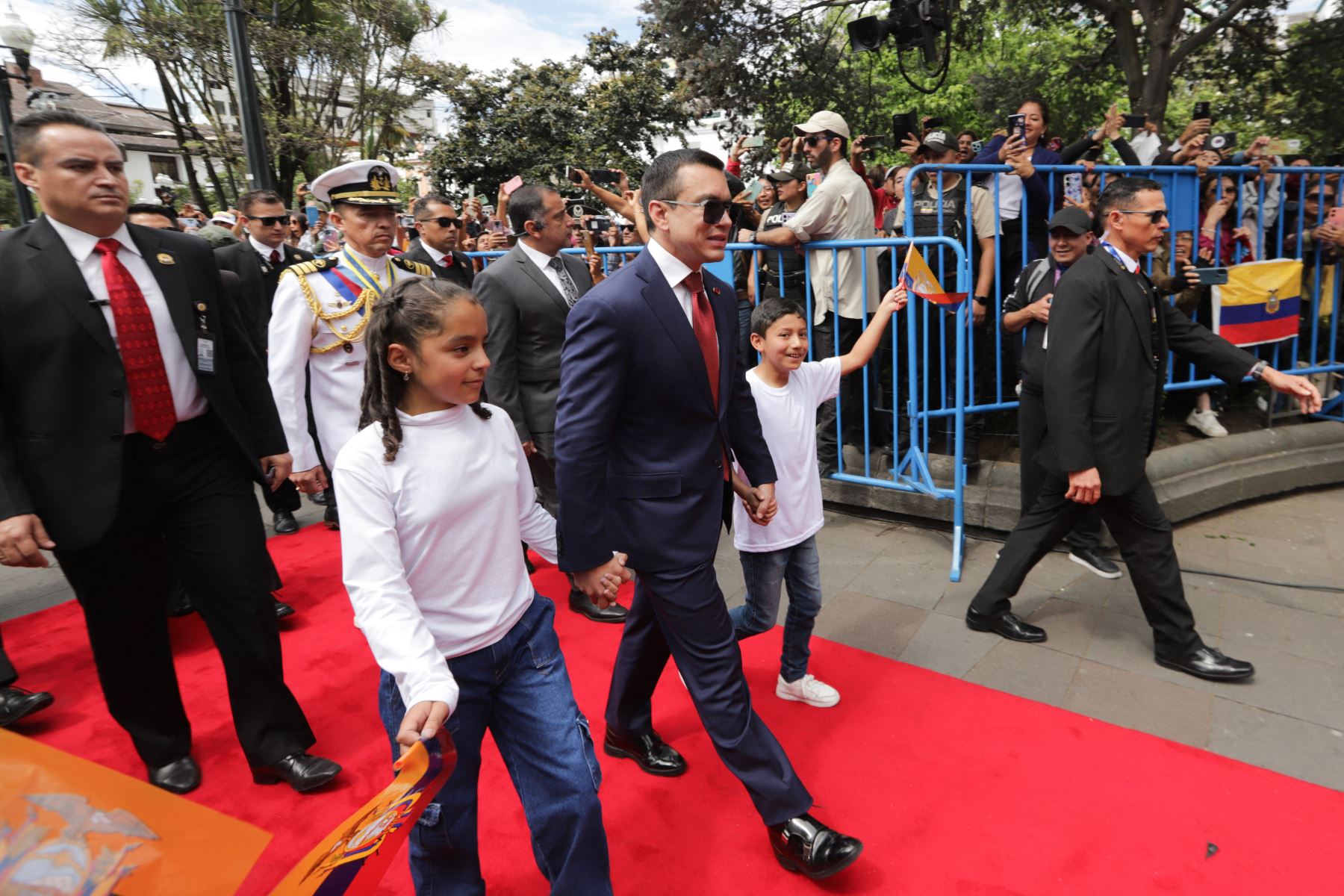 El presidente reelecto de Ecuador, Daniel Noboa, acompañado por niños de la escuela Marquesa de Solanda, llega a la Plaza Grande frente al Palacio de Carondelet antes de su toma de posesión en Quito. AFP