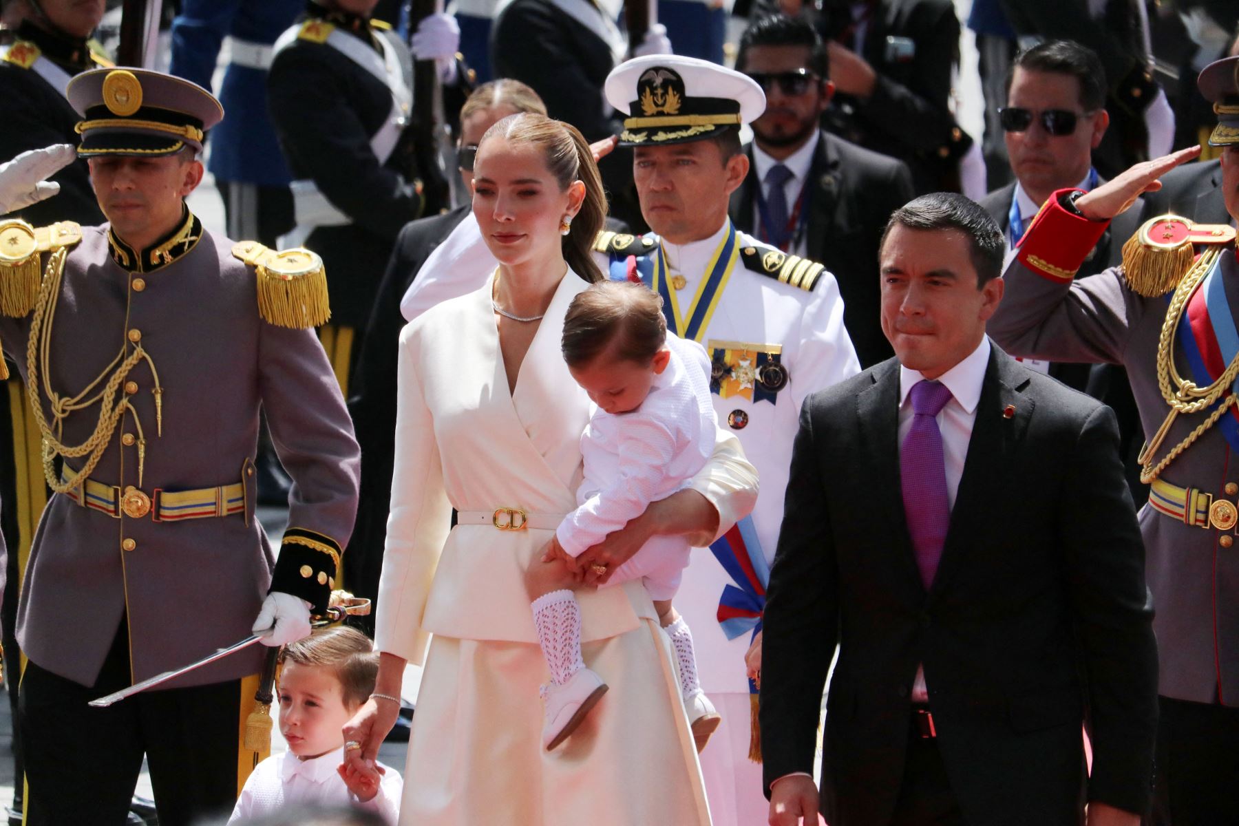 El presidente reelecto de Ecuador, Daniel Noboa, acompañado de su esposa Lavinia Valbonesi y sus hijos, llega a la Asamblea Nacional para su toma de posesión en Quito. AFP