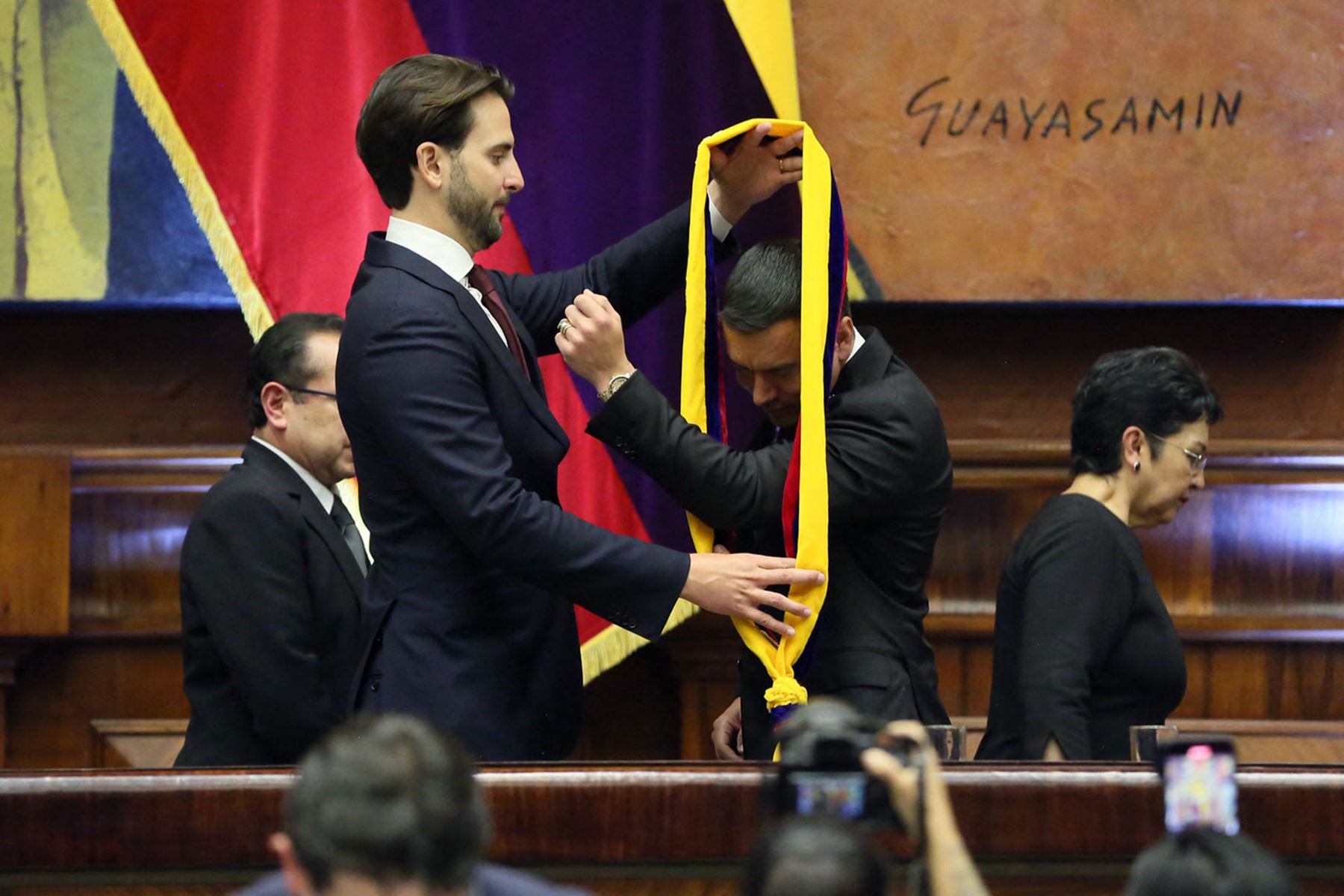 Esta fotografía difundida por la Asamblea Nacional de Ecuador muestra al presidente de la Asamblea Nacional de Ecuador, Niels Olsen, levantando la mano del presidente reelegido de Ecuador, Daniel Noboa, después de colocarle la banda presidencial durante la toma de posesión de Noboa en la Asamblea Nacional en Quito. AFP
