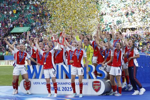 Las jugadoras del Arsenal levantan el trofeo de campeonas tras la final de la Liga de Campeones Femenina UEFA, entre el Arsenal y el Barcelona, en el estadio José Alvalade de Lisboa. Foto: EFE