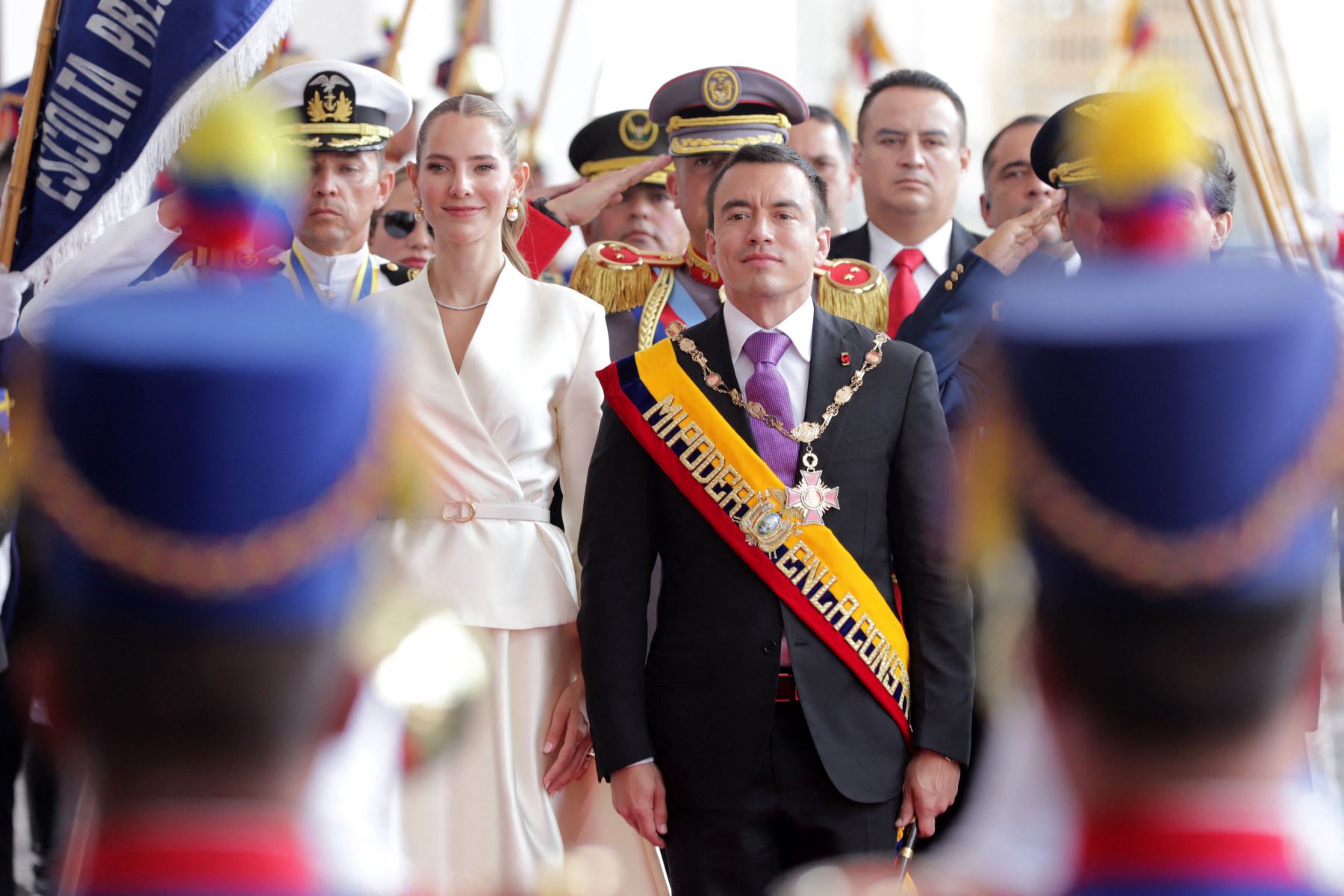 El presidente reelecto de Ecuador, Daniel Noboa, y su esposa, la primera dama Lavinia Valbonesi, reciben honores a su entrada al Palacio de Carondelet después de su toma de posesión en la Asamblea Nacional en Quito. AFP