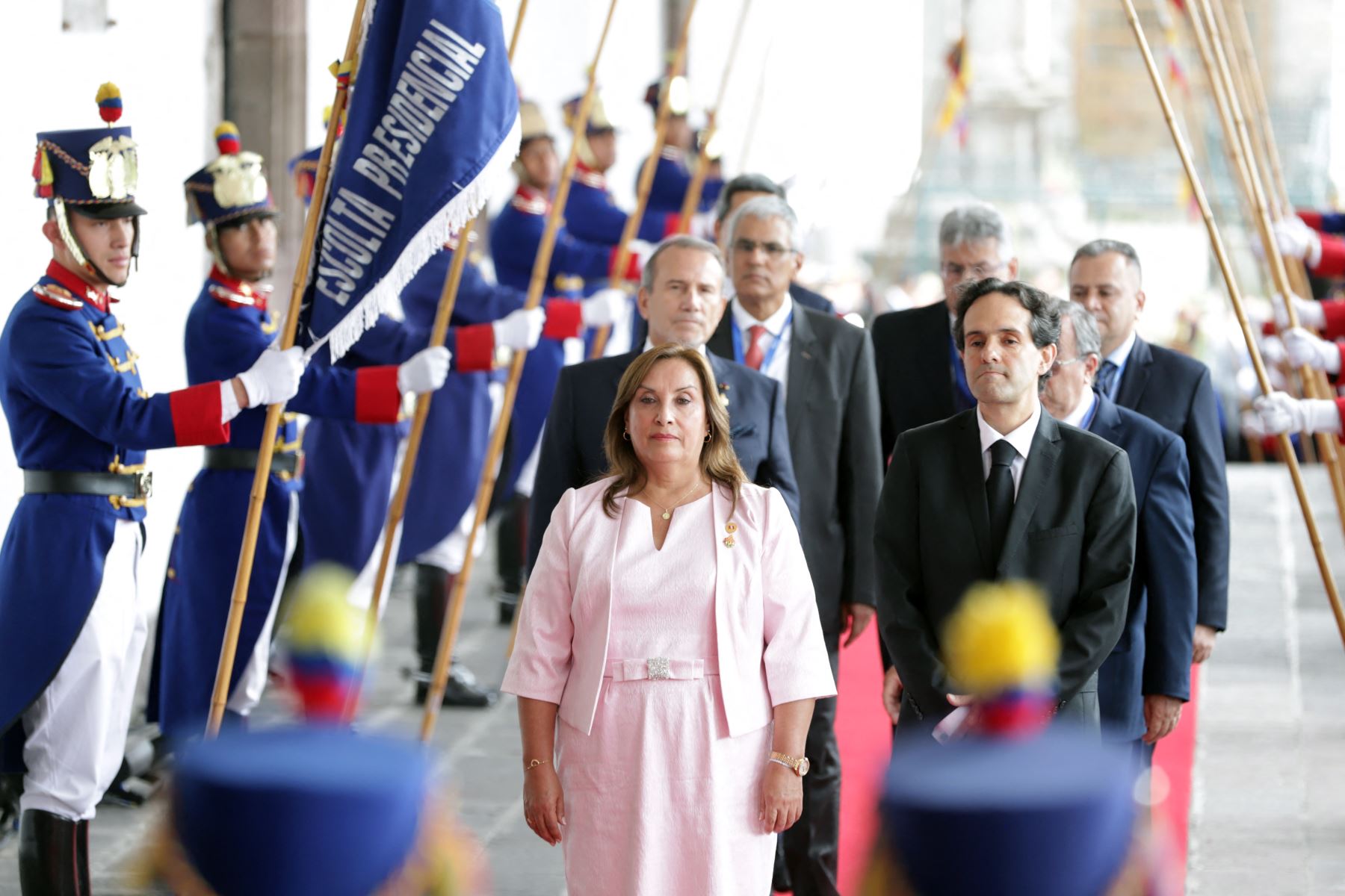 La presidenta de Perú, Dina Boluarte, acompañada por el jefe de protocolo presidencial, Mario Gallegos, recibe honores como jefa de Estado a su ingreso al Palacio de Carondelet tras la toma de posesión del presidente reelecto de Ecuador, Daniel Noboa, en la Asamblea Nacional en Quito. AFP