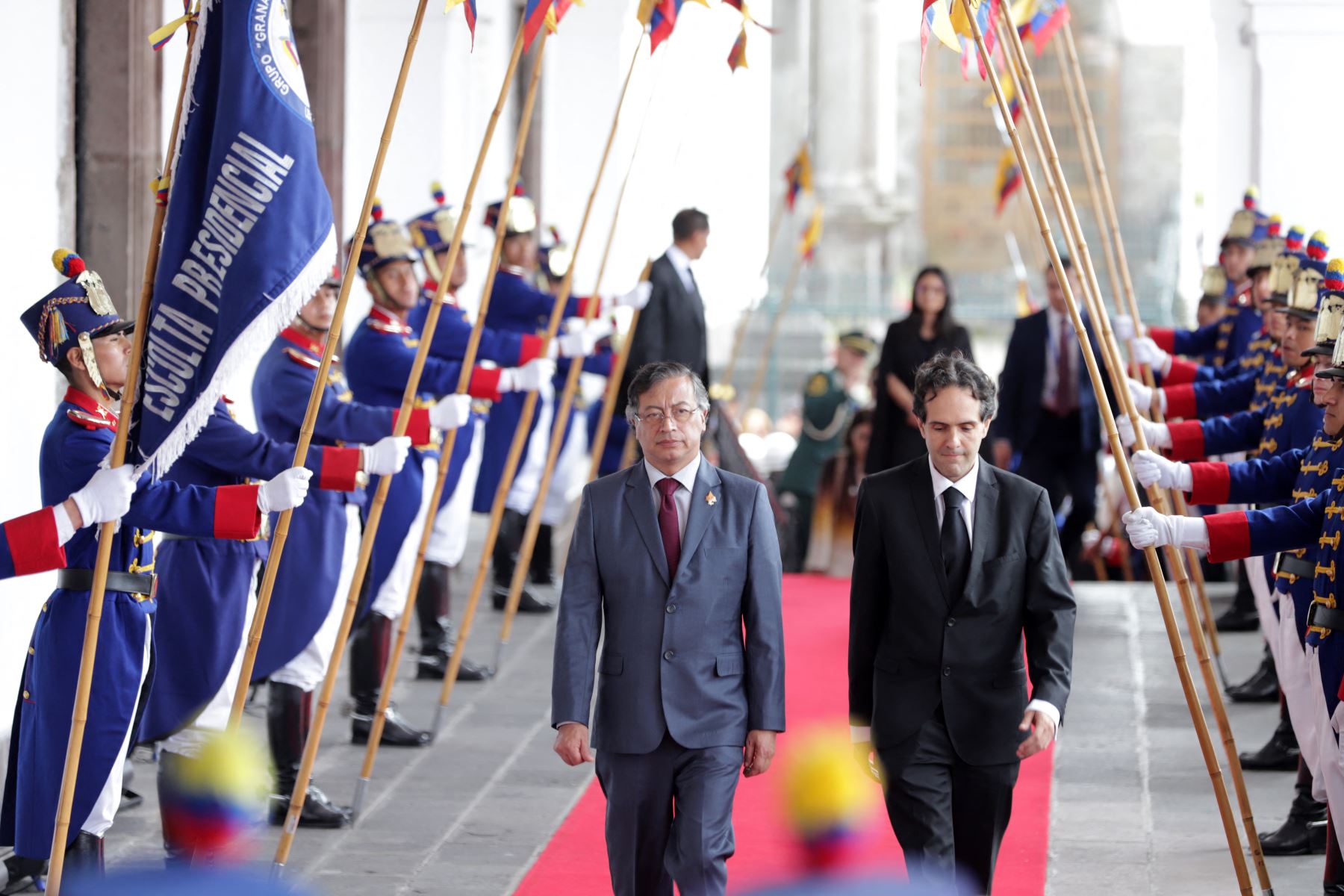 El presidente de Colombia, Gustavo Petro , acompañado por el jefe de protocolo presidencial, Mario Gallegos, recibe honores como jefe de Estado a su ingreso al Palacio de Carondelet tras la toma de posesión del presidente reelegido de Ecuador, Daniel Noboa, en la Asamblea Nacional en Quito. AFP