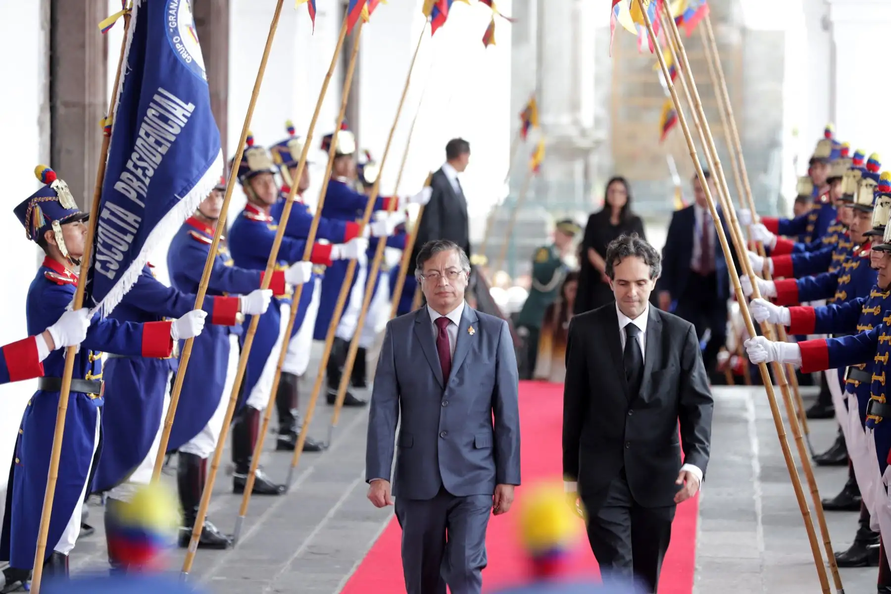 El presidente de Colombia, Gustavo Petro , acompañado por el jefe de protocolo presidencial, Mario Gallegos, recibe honores como jefe de Estado a su ingreso al Palacio de Carondelet tras la toma de posesión del presidente reelegido de Ecuador, Daniel Noboa, en la Asamblea Nacional en Quito. AFP