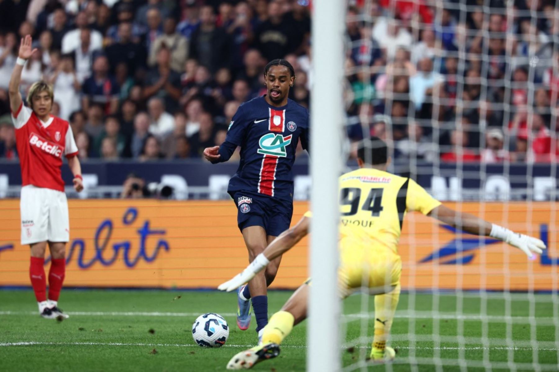 El delantero francés del Paris Saint-Germain #29 Bradley Barcola (C) lucha por el balón con el portero francés del Reims #94 Yehvann Diouf (R) durante el partido final de fútbol de la Copa de Francia entre el Paris Saint-Germain (PSG) y el Stade de Reims en el Stade de France en Saint-Denis, al norte de París, el 24 de mayo de 2025. (Foto de Franck FIFE / AFP)