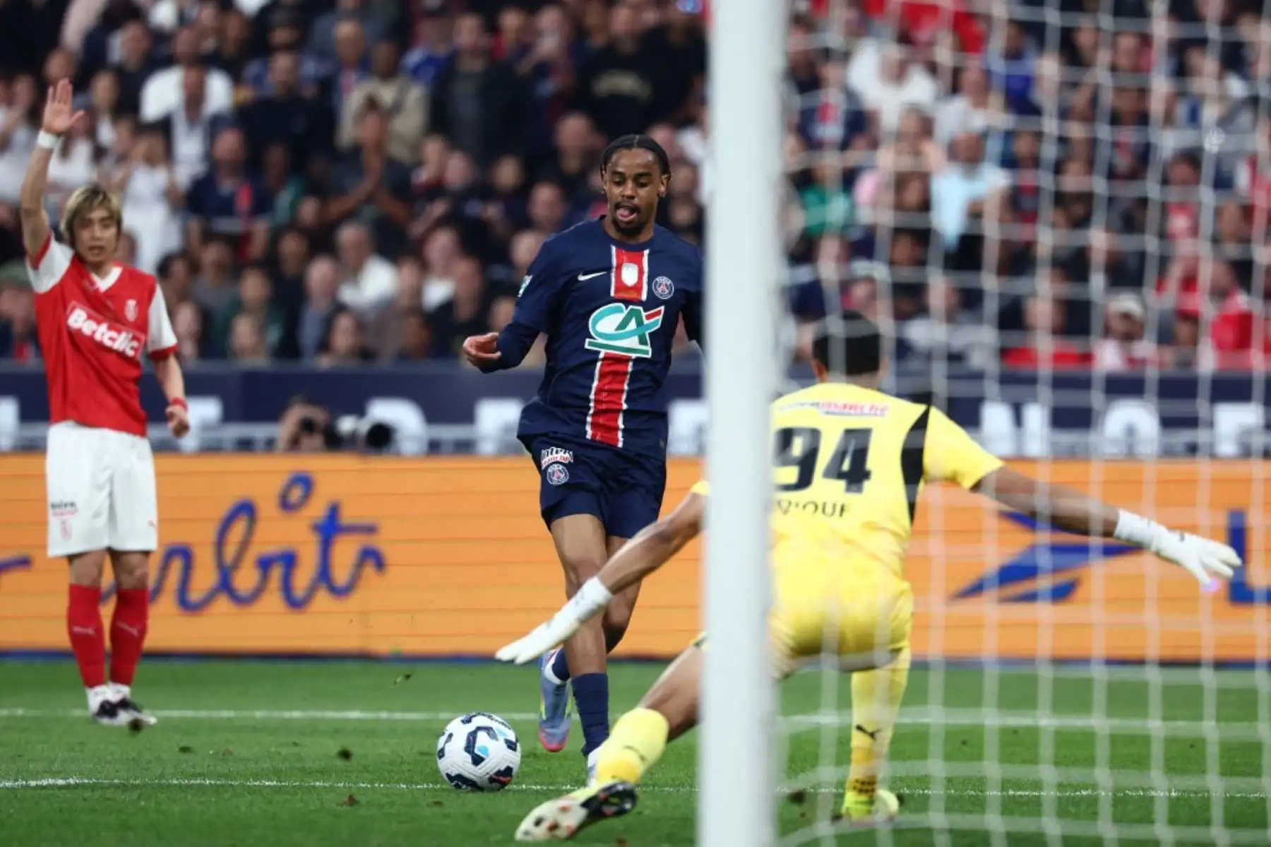 El delantero francés del Paris Saint-Germain #29 Bradley Barcola (C) lucha por el balón con el portero francés del Reims #94 Yehvann Diouf (R) durante el partido final de fútbol de la Copa de Francia entre el Paris Saint-Germain (PSG) y el Stade de Reims en el Stade de France en Saint-Denis, al norte de París, el 24 de mayo de 2025. (Foto de Franck FIFE / AFP)
