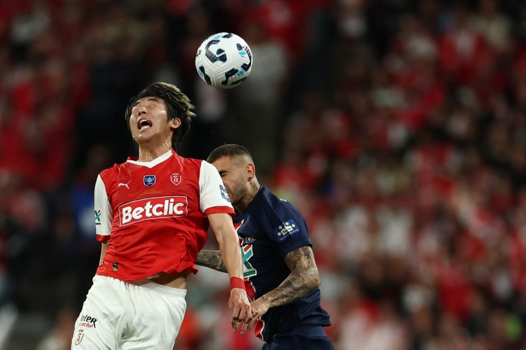 El delantero japonés del Reims #17 Keito Nakamura (Il) y el defensa francés #21 del Paris Saint-Germain, Lucas Hernández, saltan por el balón durante el partido final de fútbol de la Copa de Francia entre el Paris Saint-Germain (PSG) y el Stade de Reims en el Stade de France en Saint-Denis, al norte de París, el 24 de mayo de 2025. (Foto de Franck FIFE / AFP)