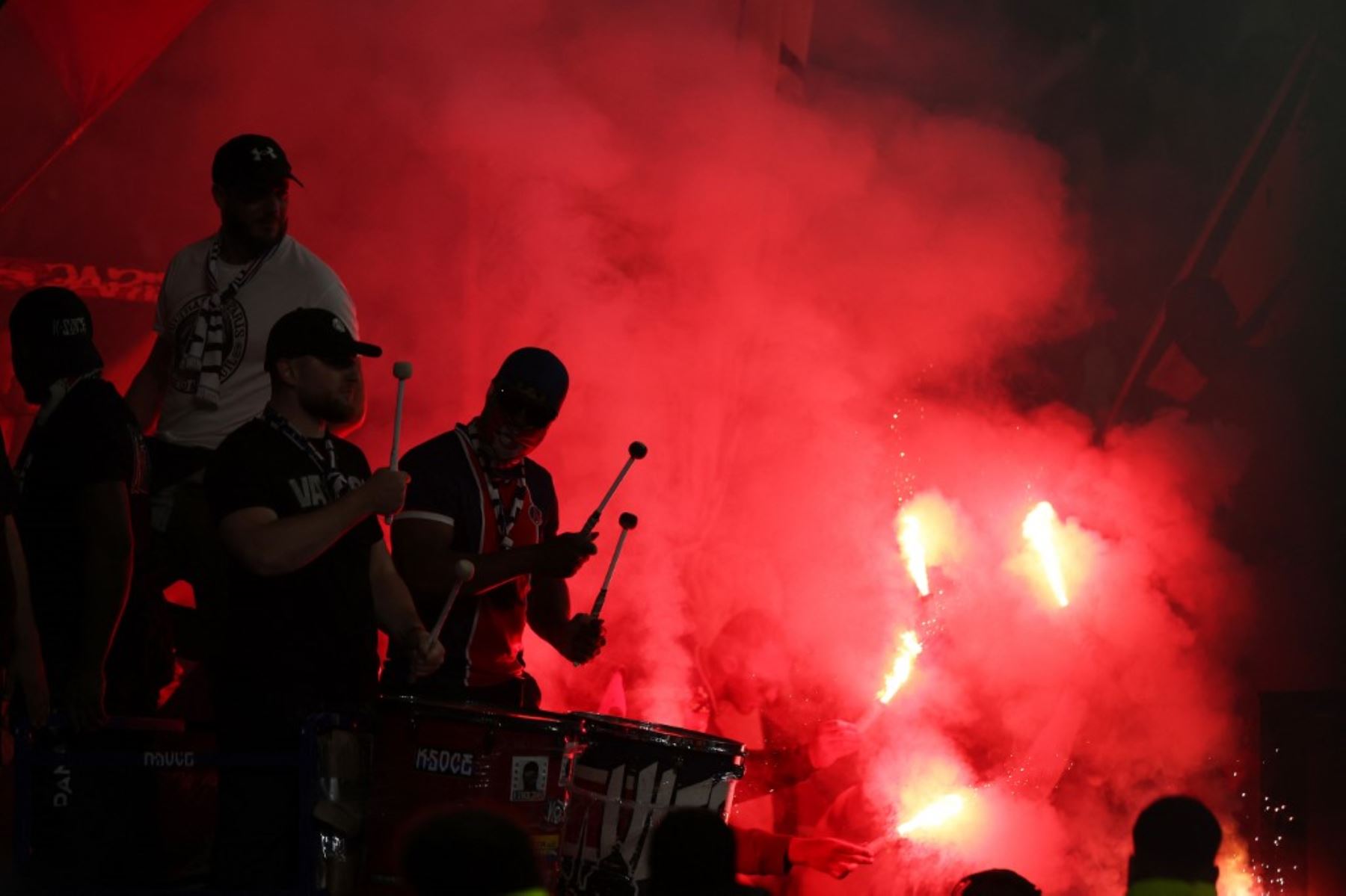 Los seguidores del PSG animan a su equipo con bengalas y tambores en el partido final de fútbol de la Copa de Francia entre el Paris Saint-Germain (PSG) y el Stade de Reims en el Stade de France en Saint-Denis, al norte de París, el 24 de mayo de 2025. (Foto de Franck FIFE / AFP)