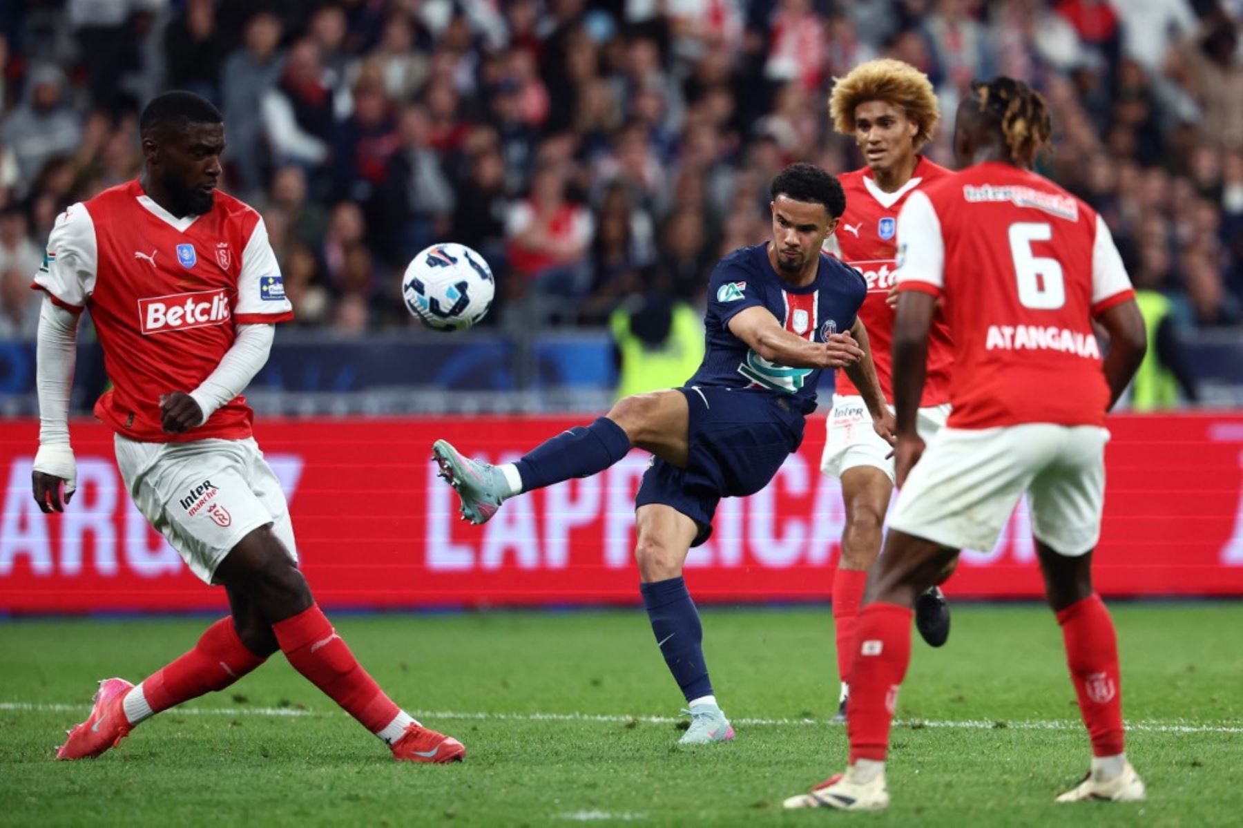 El centrocampista francés del Paris Saint-Germain #33 Warren Zaire-Emery patea el balón durante el partido de fútbol final de la Copa de Francia entre el Paris Saint-Germain (PSG) y el Stade de Reims en el Stade de France en Saint-Denis, al norte de París, el 24 de mayo de 2025. (Foto de Franck FIFE / AFP)