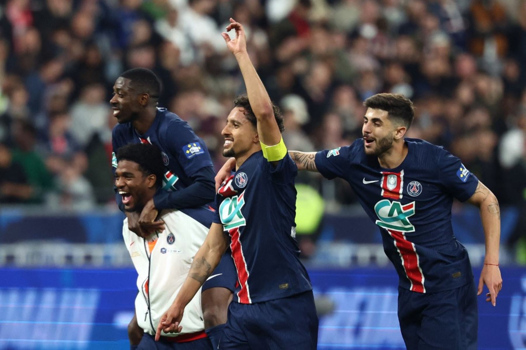 El delantero francés del Paris Saint-Germain #49 Ibrahim Mbaye, delantero francés del Paris Saint-Germain #10 Ousmane Dembele, el defensor brasileño del Paris Saint-Germain #05 Marquinhos y el defensor brasileño del Paris Saint-Germain #35 Lucas Beraldo celebran después de ganar el partido final de fútbol de la Copa de Francia entre el Paris Saint-Germain (PSG) y el Stade de Reims en el Stade de France en Saint-Denis, al norte de París, el 24 de mayo de 2025. (Foto de Franck FIFE / AFP)