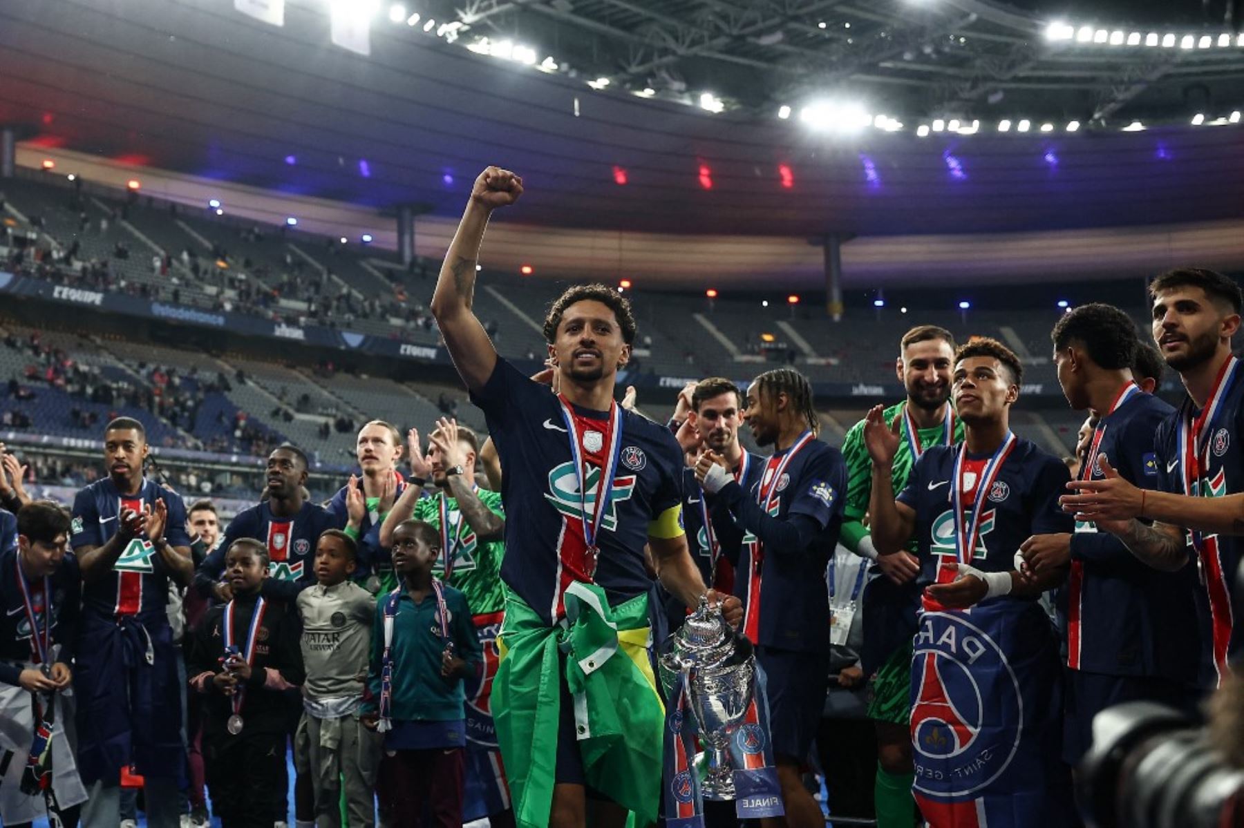 El defensor brasileño del Paris Saint-Germain #05 Marquinhos (C) levanta el trofeo mientras celebra con sus compañeros de equipo después de ganar el partido final de fútbol de la Copa de Francia entre el Paris Saint-Germain (PSG) y el Stade de Reims en el Stade de France en Saint-Denis, al norte de París, el 24 de mayo de 2025. (Foto de FRANCK FIFE / AFP)