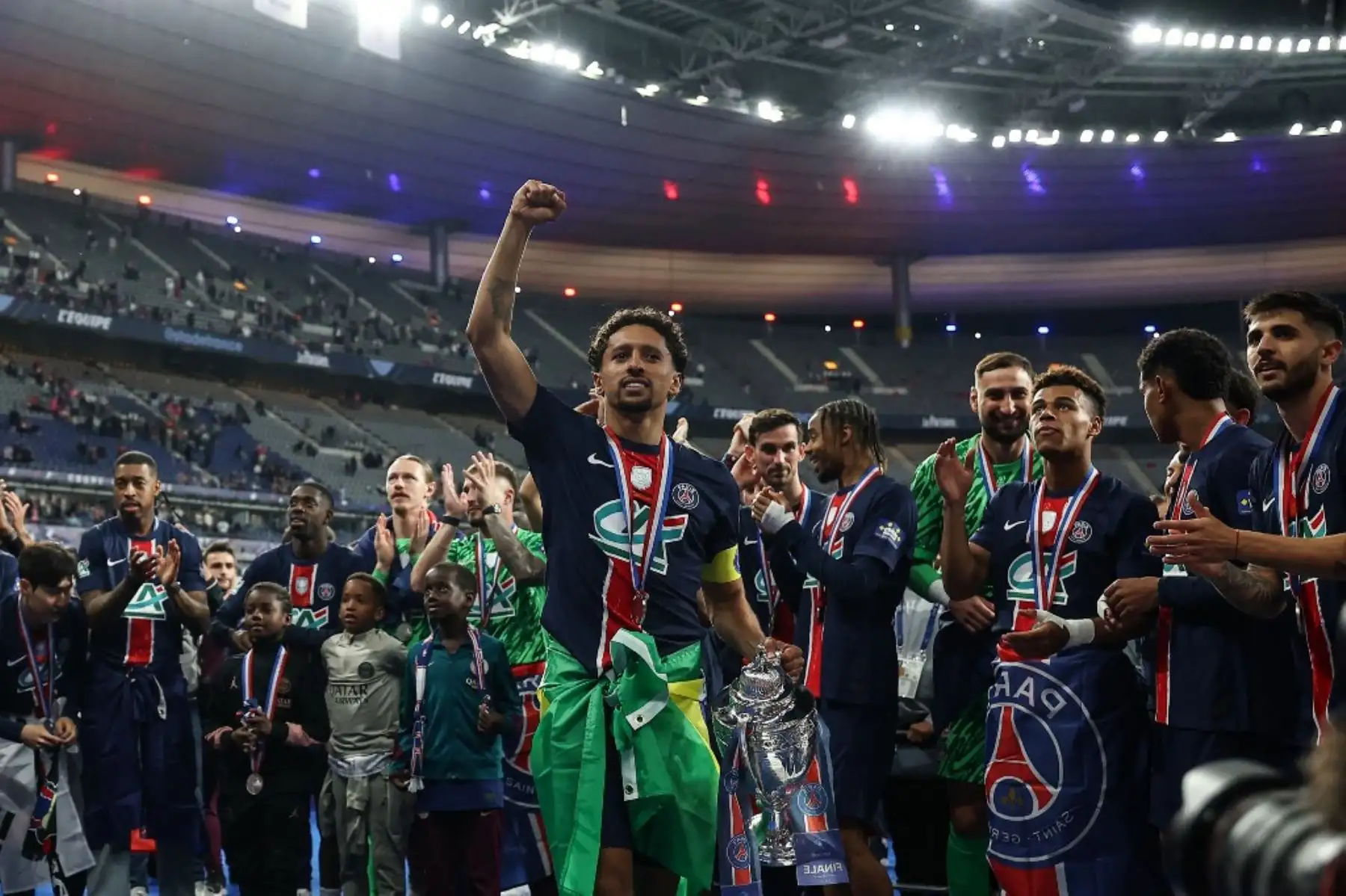 El defensor brasileño del Paris Saint-Germain #05 Marquinhos (C) levanta el trofeo mientras celebra con sus compañeros de equipo después de ganar el partido final de fútbol de la Copa de Francia entre el Paris Saint-Germain (PSG) y el Stade de Reims en el Stade de France en Saint-Denis, al norte de París, el 24 de mayo de 2025. (Foto de FRANCK FIFE / AFP)