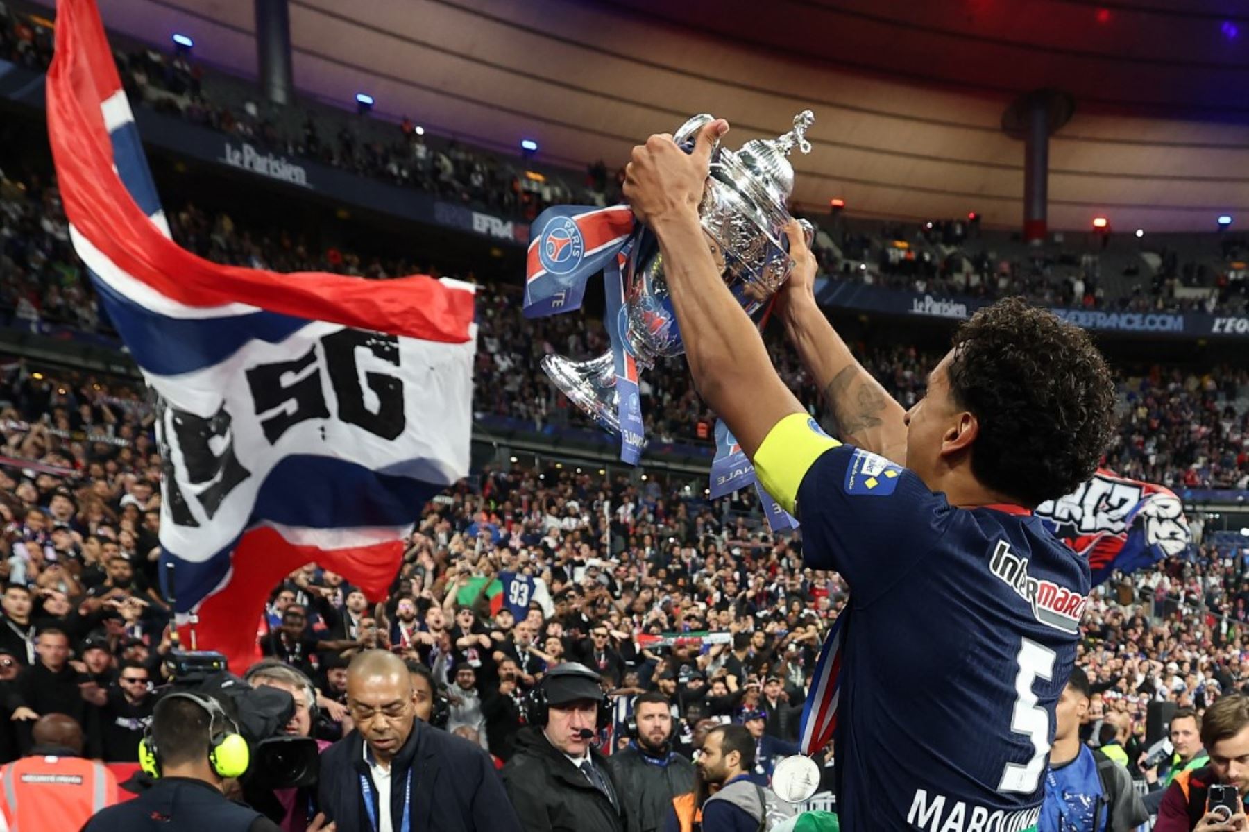 El defensa brasileño del Paris Saint-Germain #05 Marquinhos celebra con el trofeo después de ganar el partido final de fútbol de la Copa de Francia entre el Paris Saint-Germain (PSG) y el Stade de Reims en el Stade de France en Saint-Denis, al norte de París, el 24 de mayo de 2025. (Foto de FRANCK FIFE / AFP)