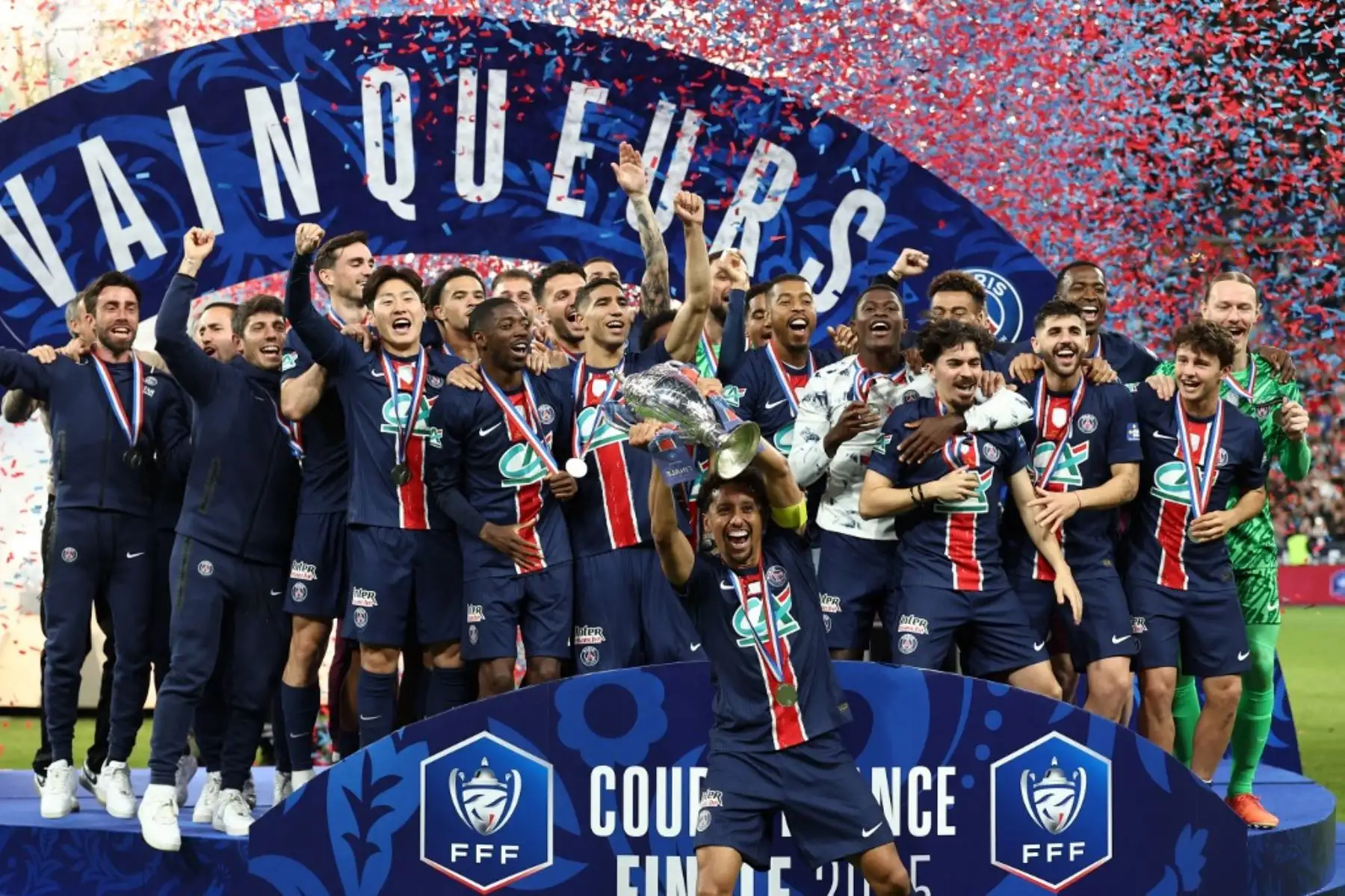 El defensor brasileño del Paris Saint-Germain, Marquinhos, levanta el trofeo mientras celebra con sus compañeros de equipo después de ganar el partido final de fútbol de la Copa de Francia entre el Paris Saint-Germain (PSG) y el Stade de Reims en el Stade de France en Saint-Denis, al norte de París, el 24 de mayo de 2025. (Foto de FRANCK FIFE / AFP)